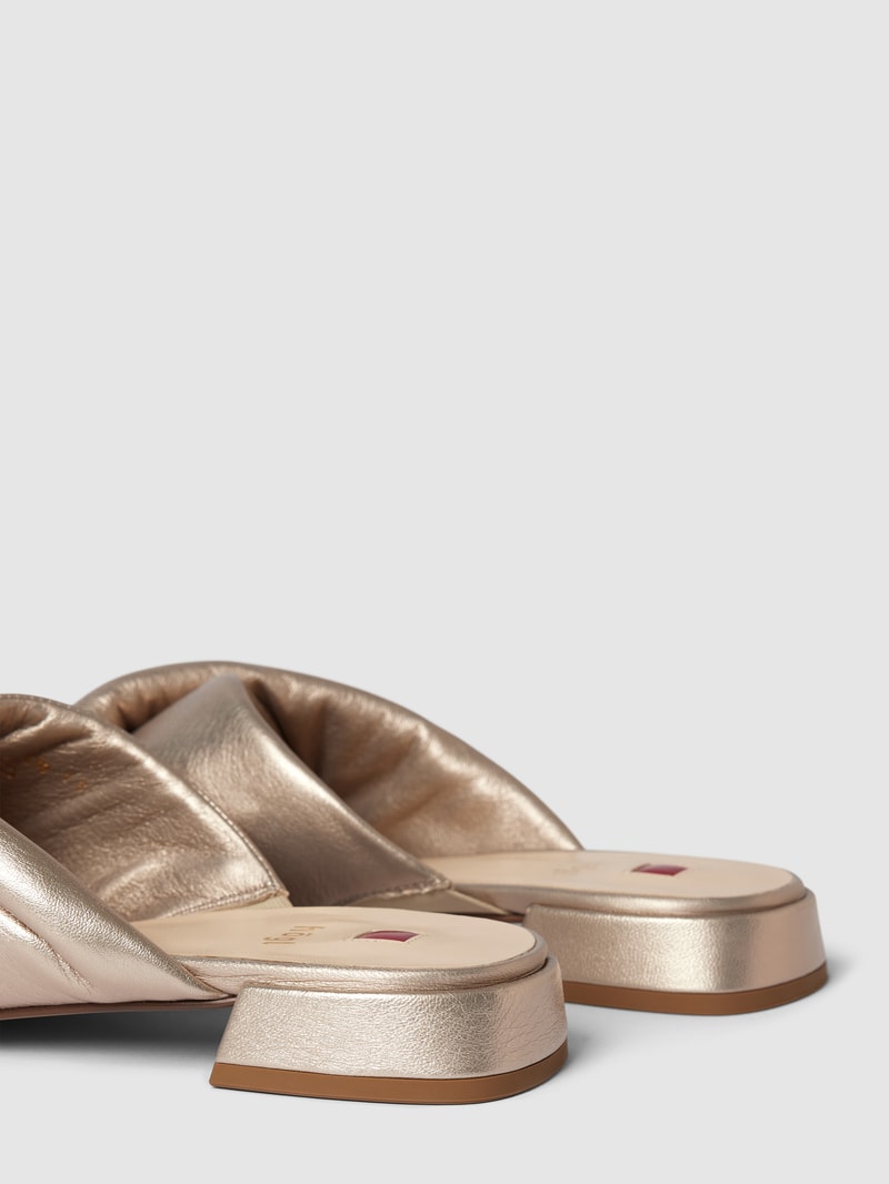 Pantoletten aus Leder im Metallic-Look in gold