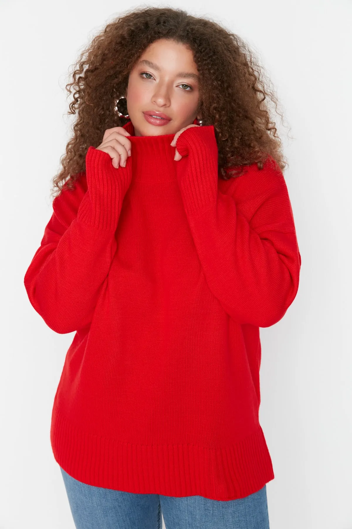 Trendyol Curve  Roter schulterfreier Strickpullover mit Rollkragen