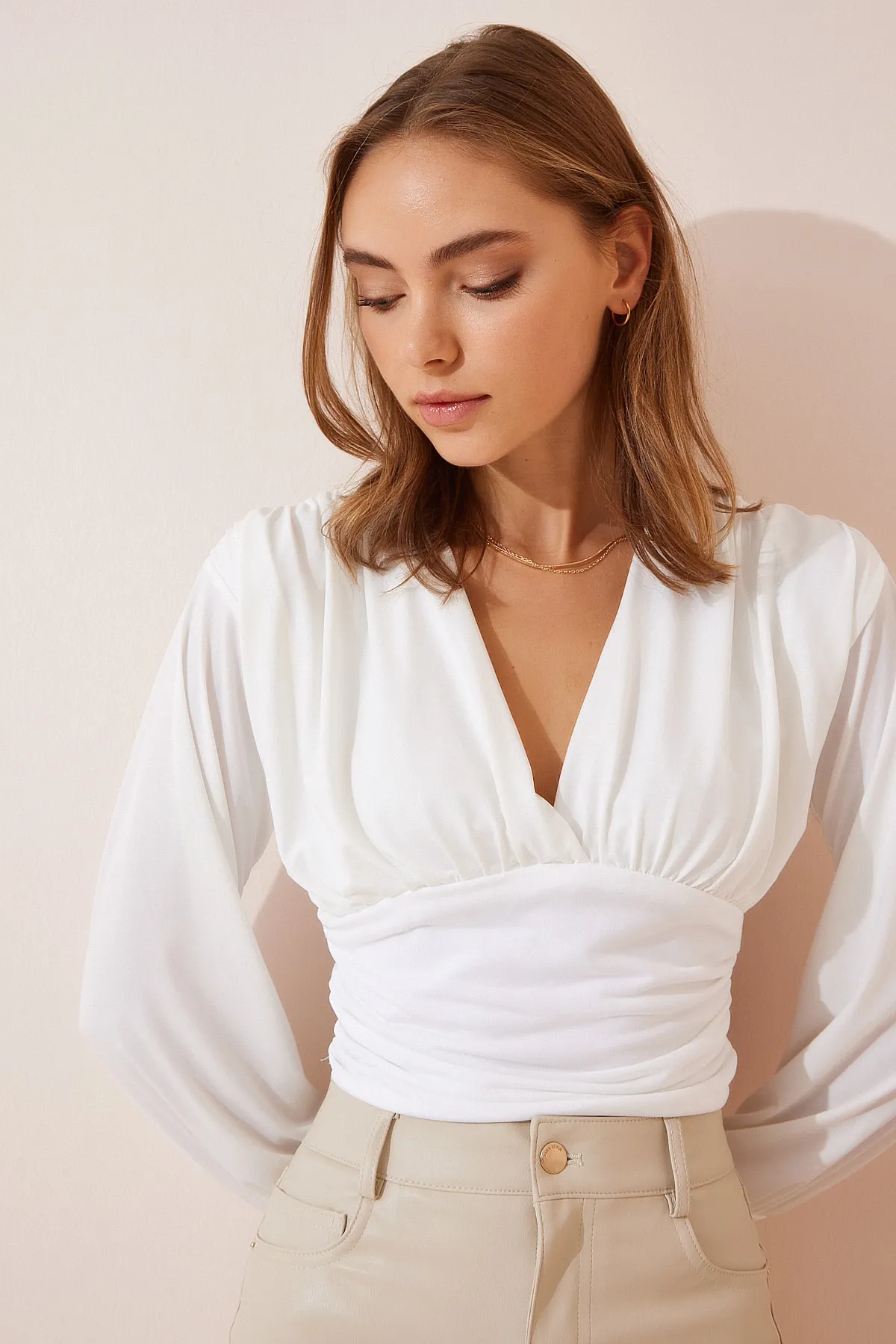 Happiness İstanbul  Ecrufarbene, kurz geschnittene Sandy-Strickbluse mit tiefem V-Ausschnitt für Damen BF00050