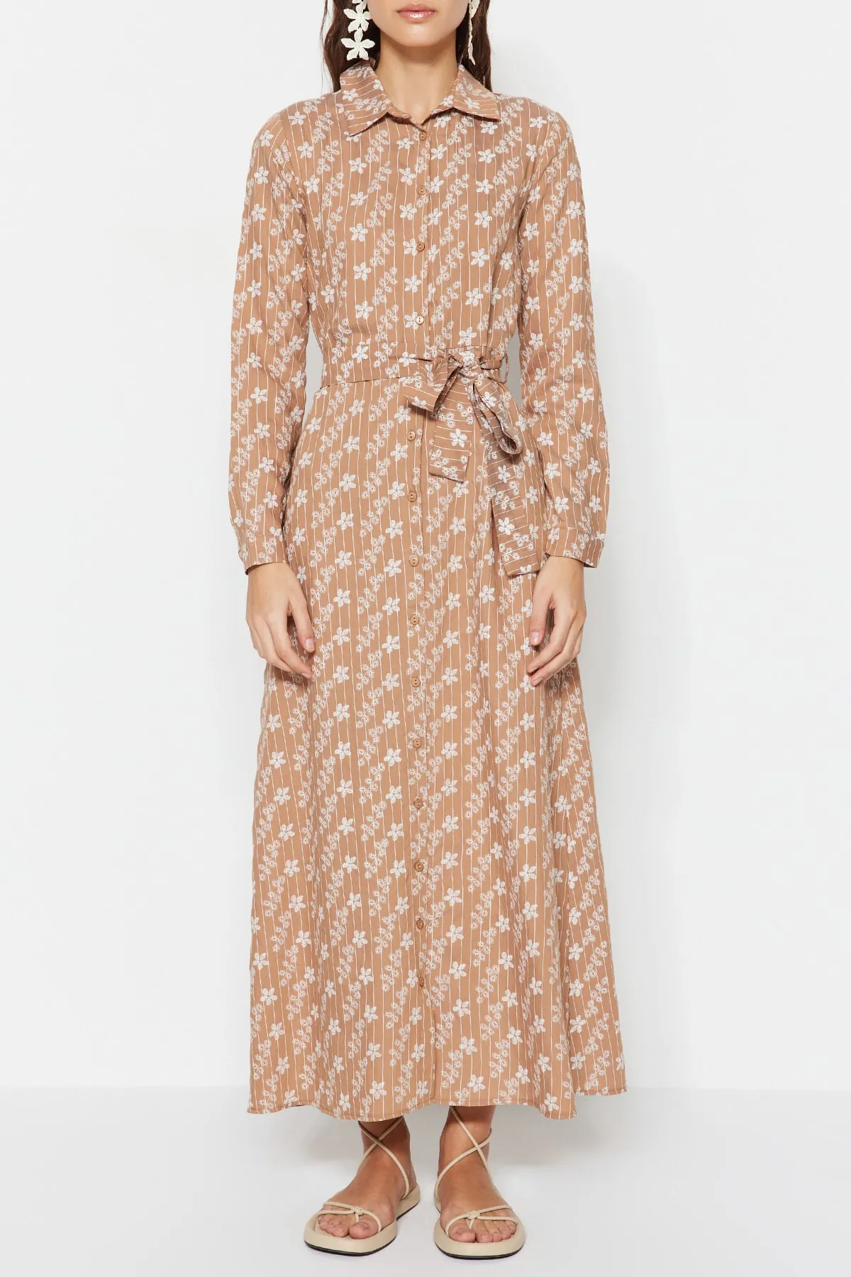 Trendyol Modest  Kamelfarbenes gewebtes Hemdblusenkleid mit Gürtel und Blumenmuster TCTSS23EB00068