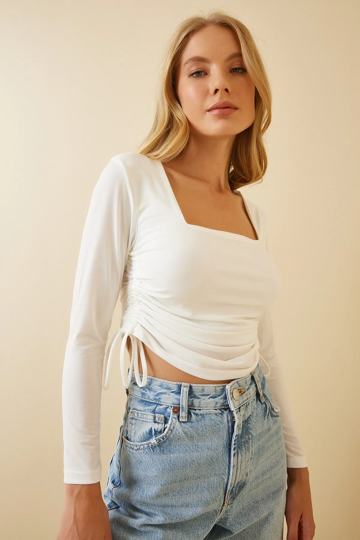 Happiness İstanbul  Weiße geraffte Sandy-Strickbluse mit quadratischem Ausschnitt für Damen BF00049