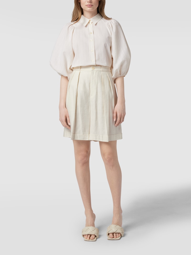 Chino-Shorts mit Bundfalten in offwhite