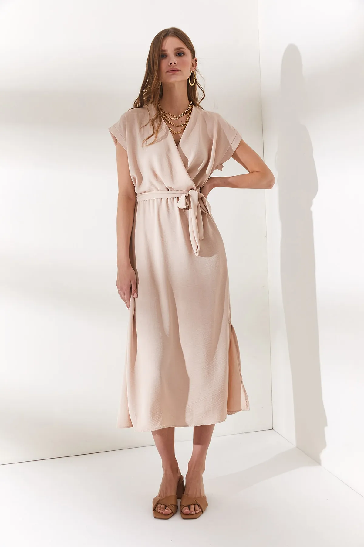 Olalook  Cremefarbenes, zweireihiges, gewebtes Kleid mit Gürtel und Schlitz für Damen ELB-19001690