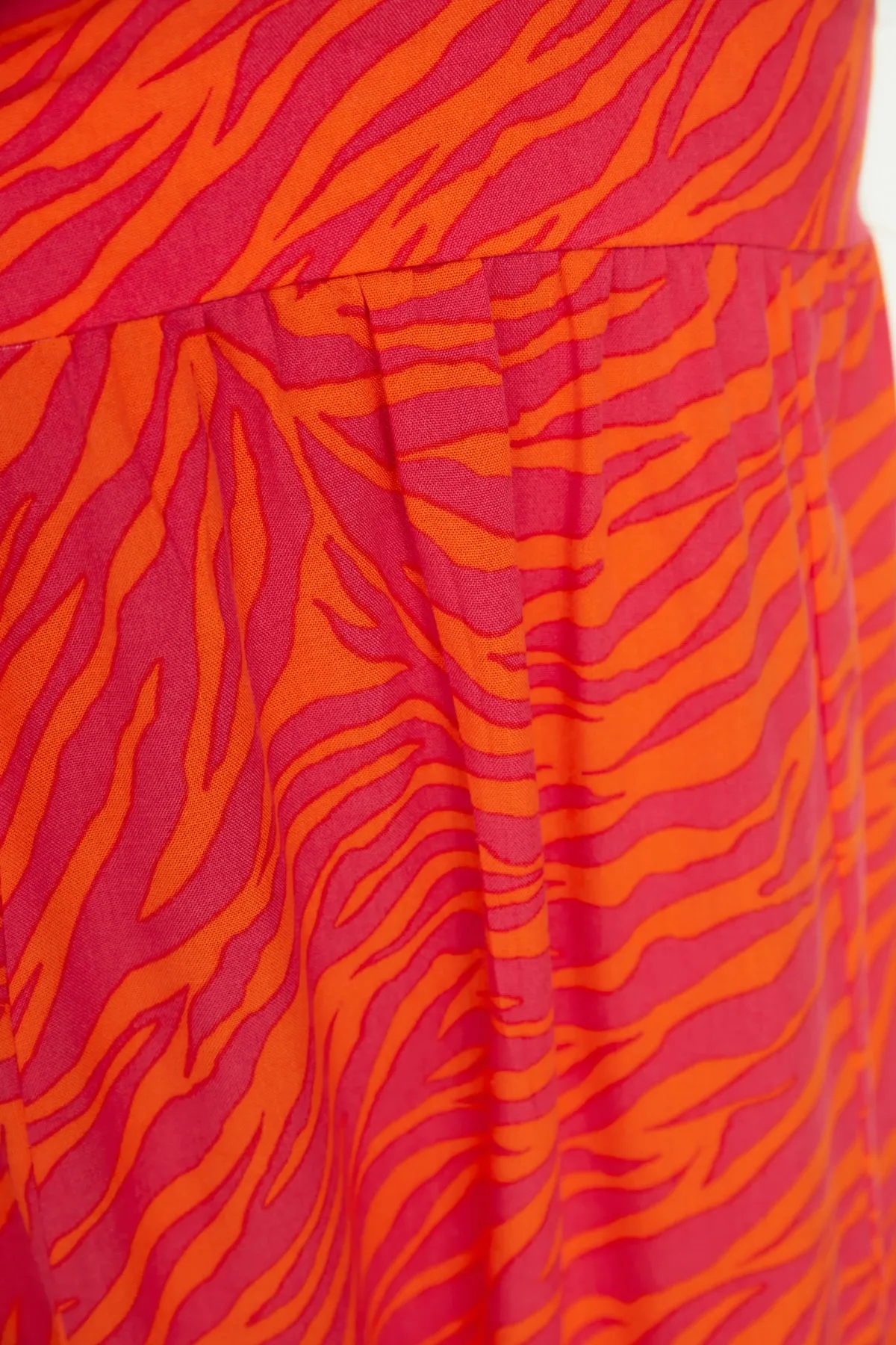 Trendyol Collection  Granatapfel-Blumen-Zebra-gemustertes, geschlitztes, detailliertes Strandkleid TBESS22EL0062