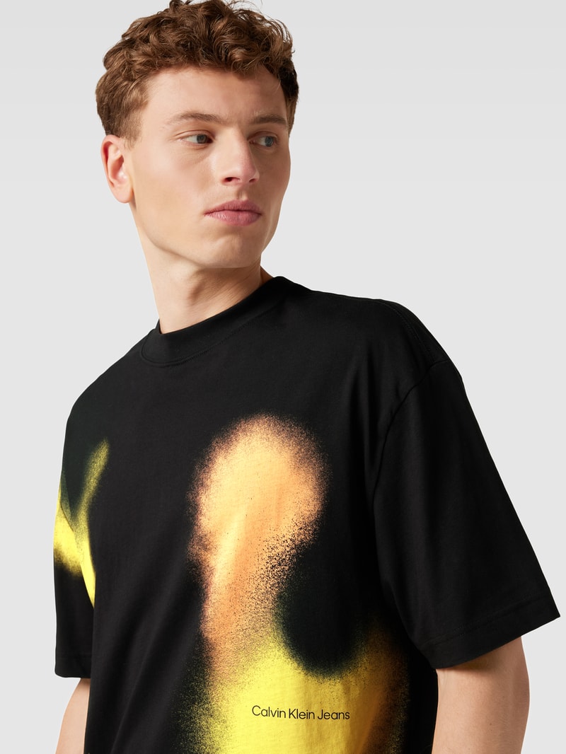 T-Shirt mit Allover-Print in black