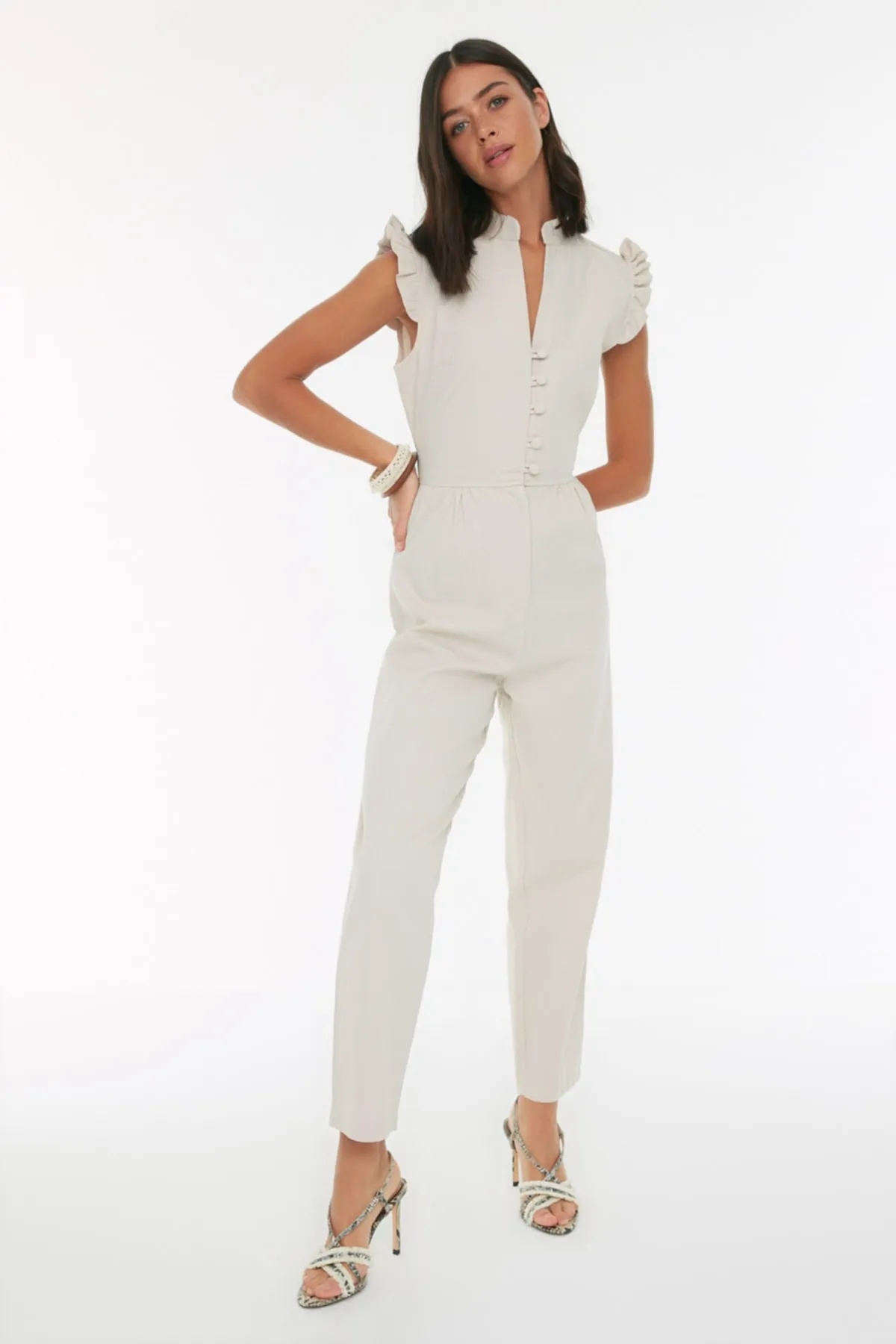 Trendyol Collection  Weißer, gewebter Overall mit Rüschendetails TWOSS22TU0253