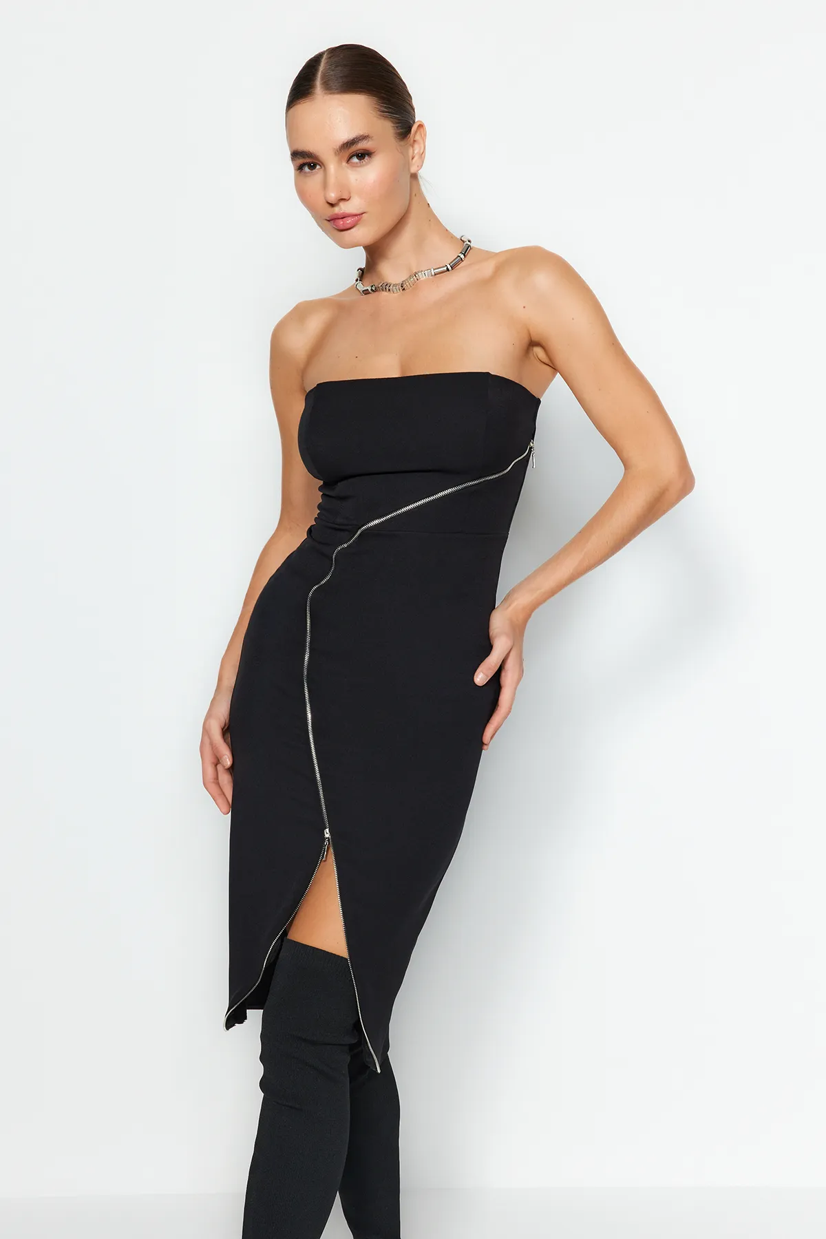 Trendyol Collection  Schwarzes elegantes Abendkleid mit passenden Accessoires TPRAW24EL00217