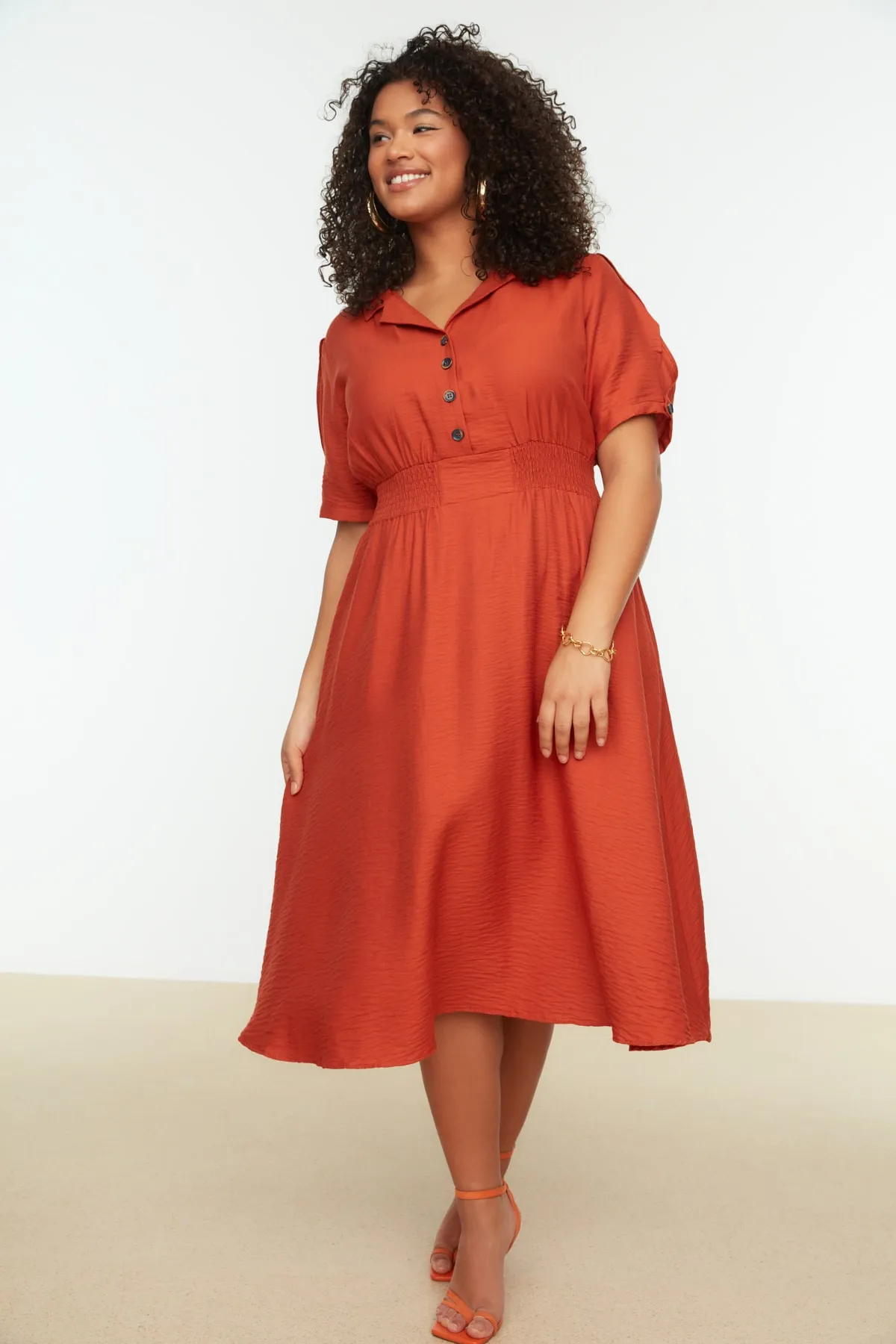 Trendyol Curve  Orangefarbenes Kleid mit gewebter elastischer Taille und Knopfdetail TBBSS22EL1563