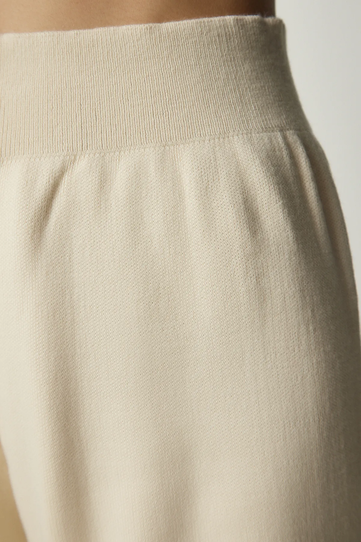 Happiness İstanbul  Cremefarbener Pullover in Blockfarben für Damen, stilvoller Strickanzug, CI00089