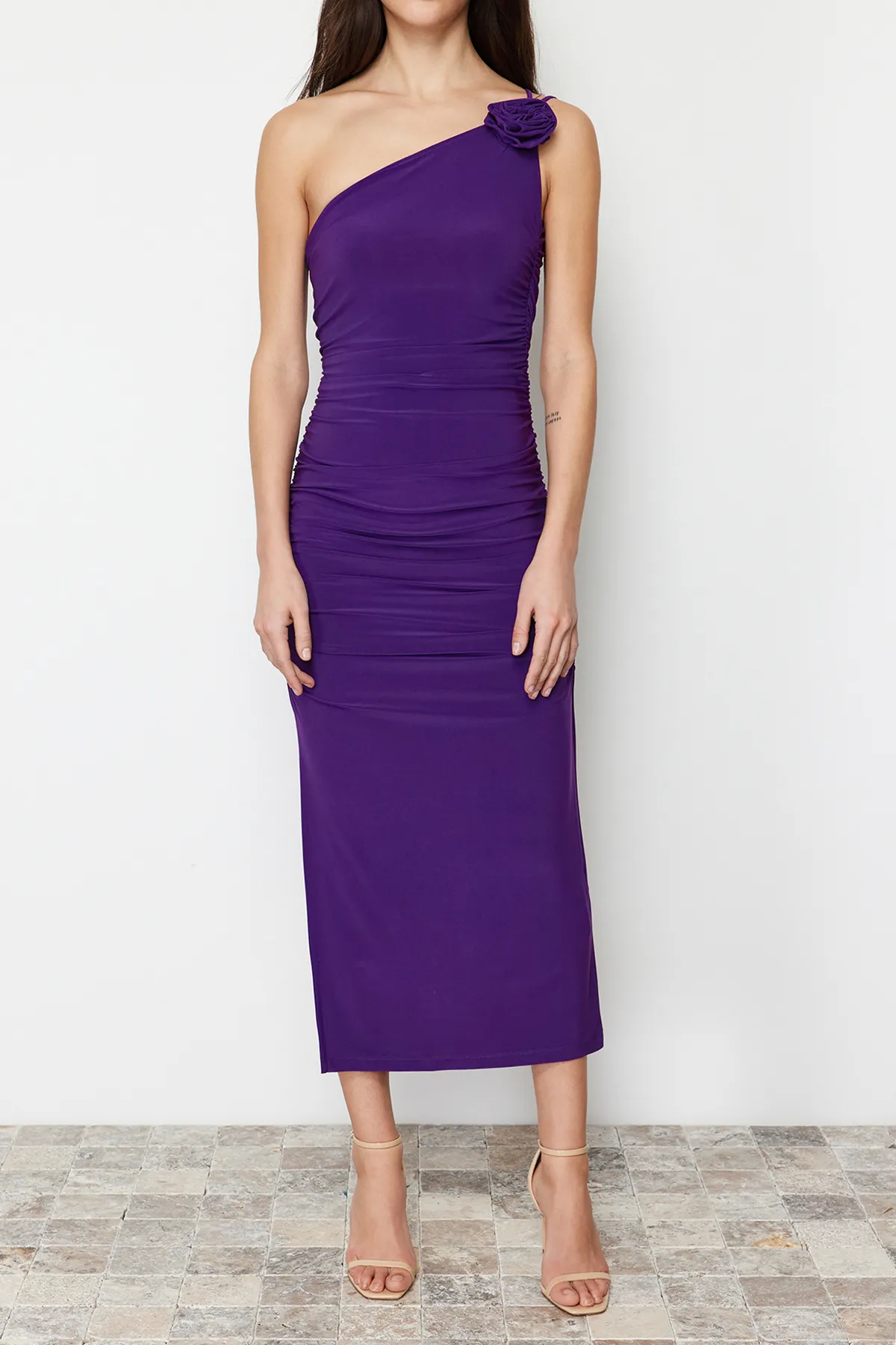 Trendyol Collection  Purple Accessory Rose Detailliert gerafftes Bodycon/tailliertes Stretch-Strick-Midi-Bleistiftkleid TWOSS24EL00413