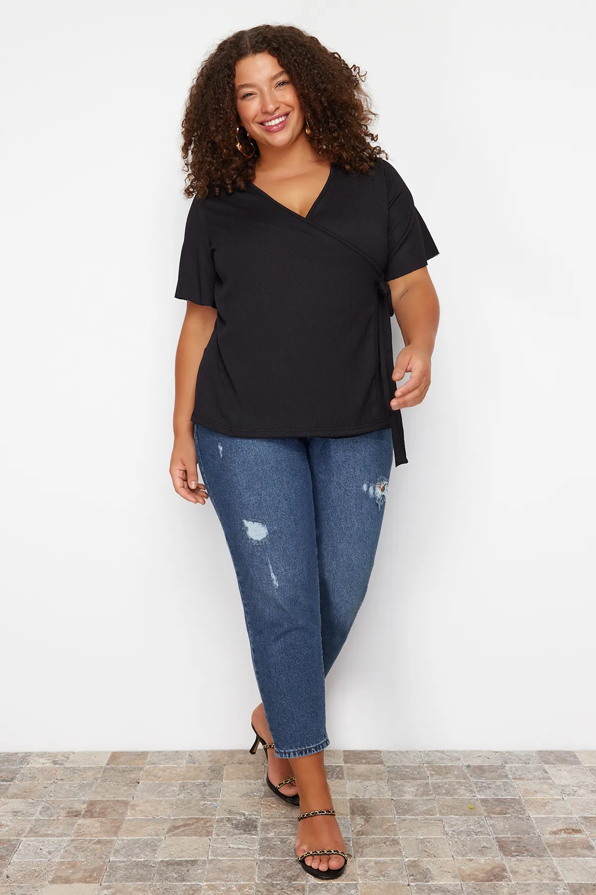 Trendyol Curve  Schwarze zweireihige Strickbluse mit Bindedetail TBSSS23AH00126