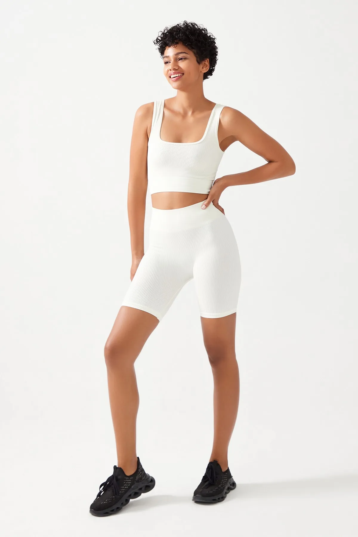 LOS OJOS  Ecrufarbene, gerippte, kurze Sport-Leggings mit hoher Taille und geripptem Biker-Motiv für Damen