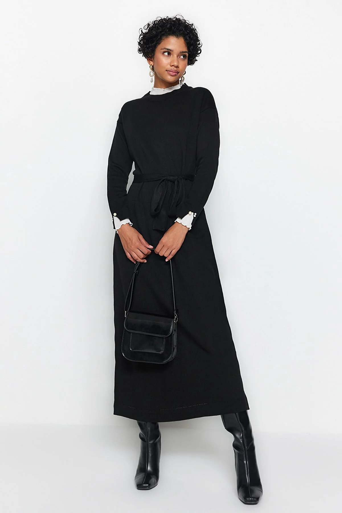 Trendyol Modest  Schwarzes Strickkleid mit Perlendetail TCTAW24EB00001