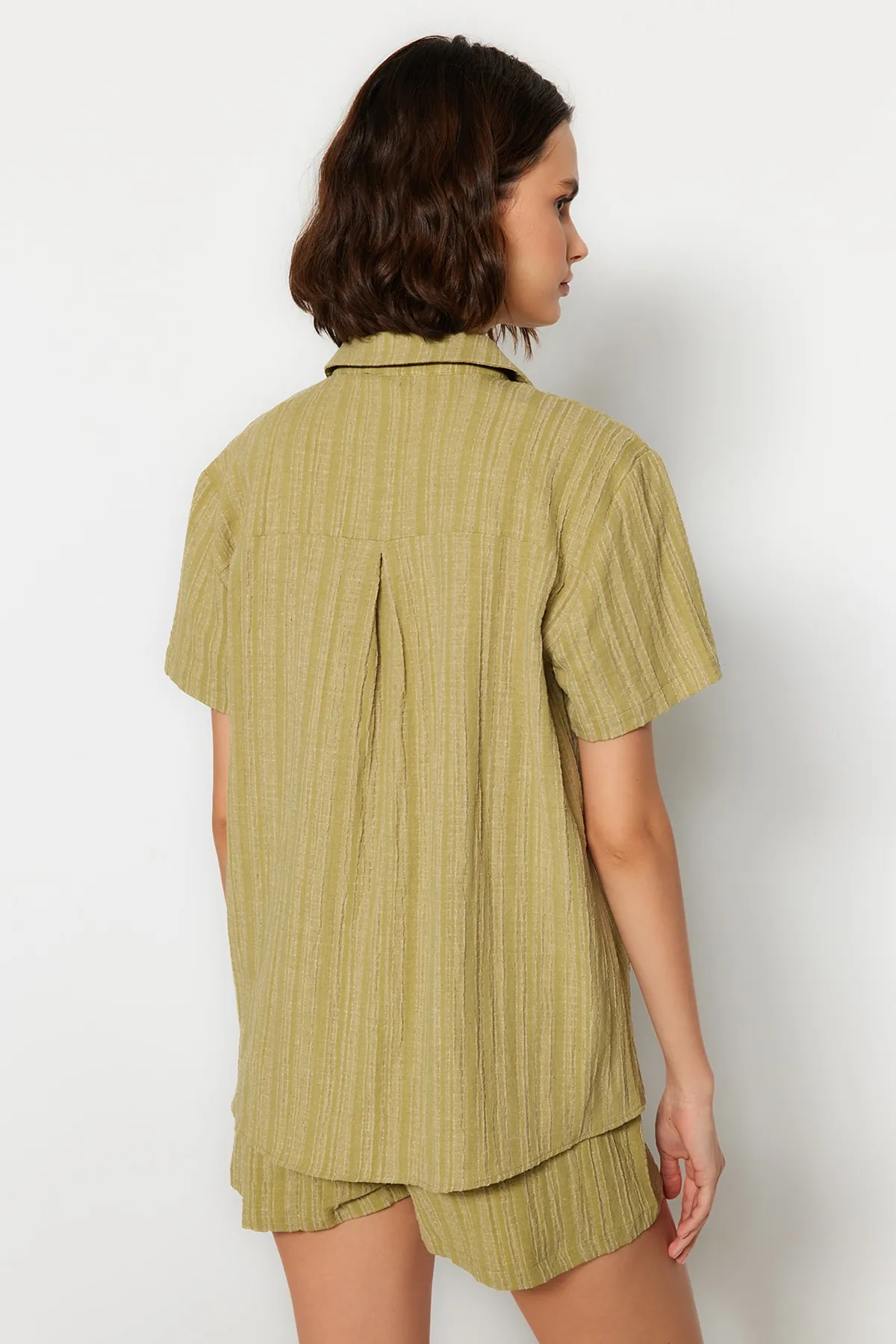 Trendyol Collection  Grünes Hemd-Shorts-Set aus gewebtem Leinengemisch TBESS23AU00054