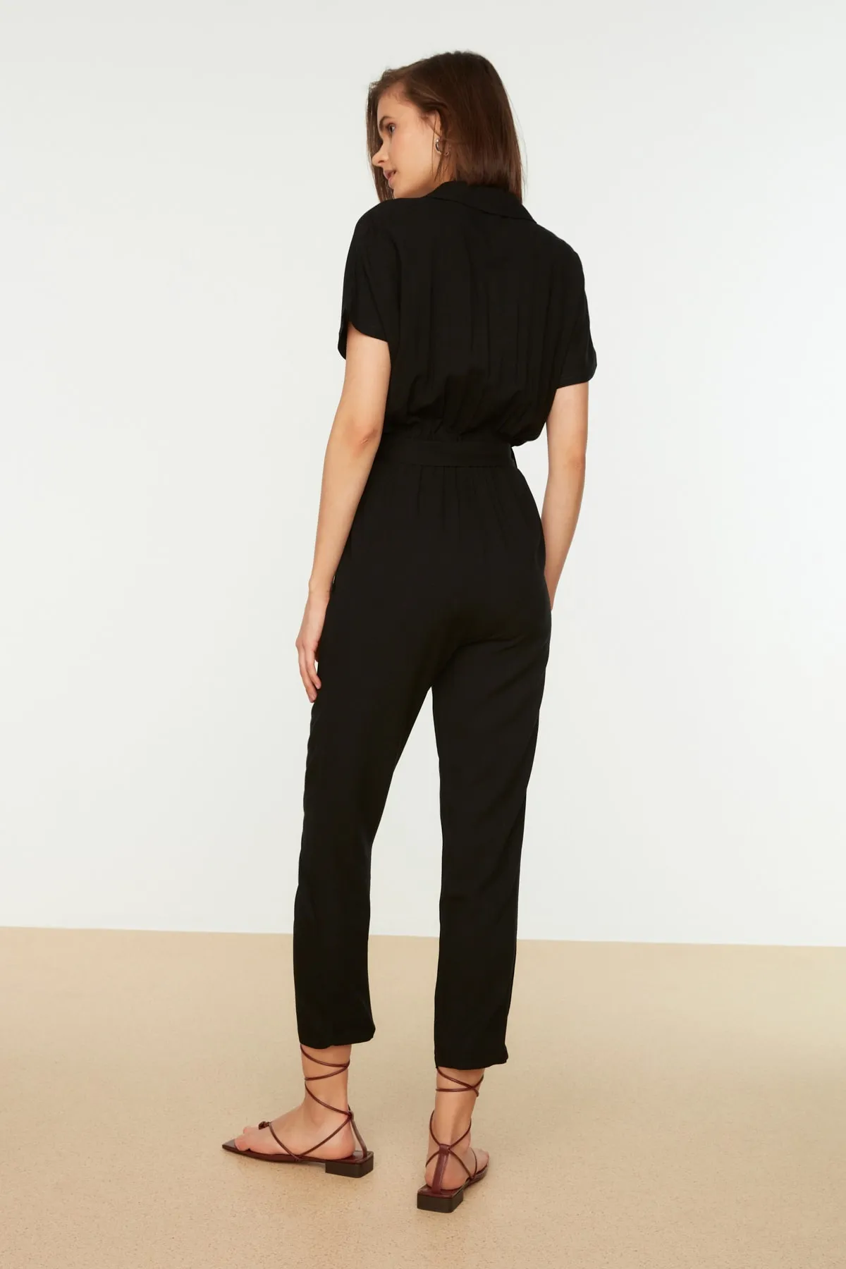 Trendyol Collection  Schwarzer, gewebter Jumpsuit mit zweireihigem Kragen und Schnürung und detailliertem Ausschnitt TWOSS19LJ0158