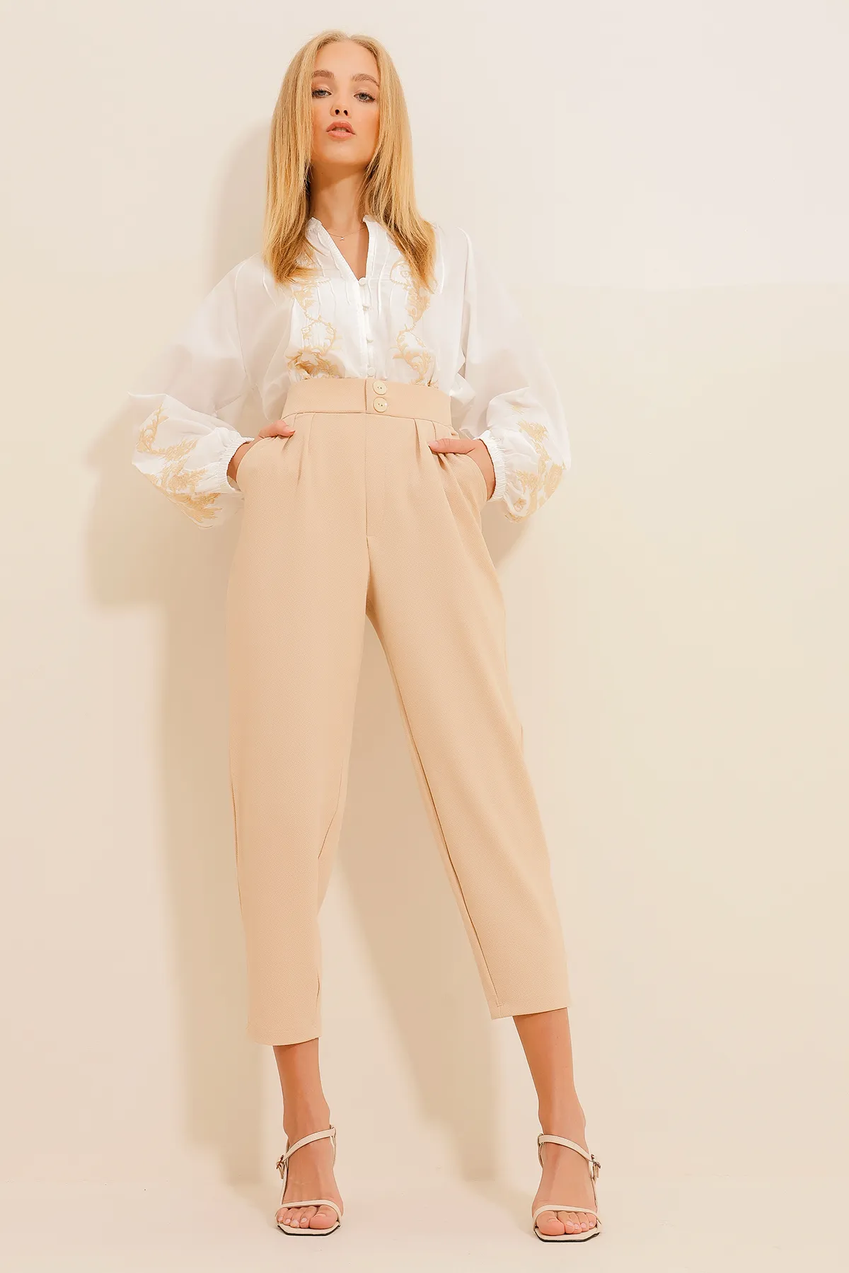 Trend Alaçatı Stili  Beigefarbene Karottenhose mit hoher Taille für Damen ALC-X11148