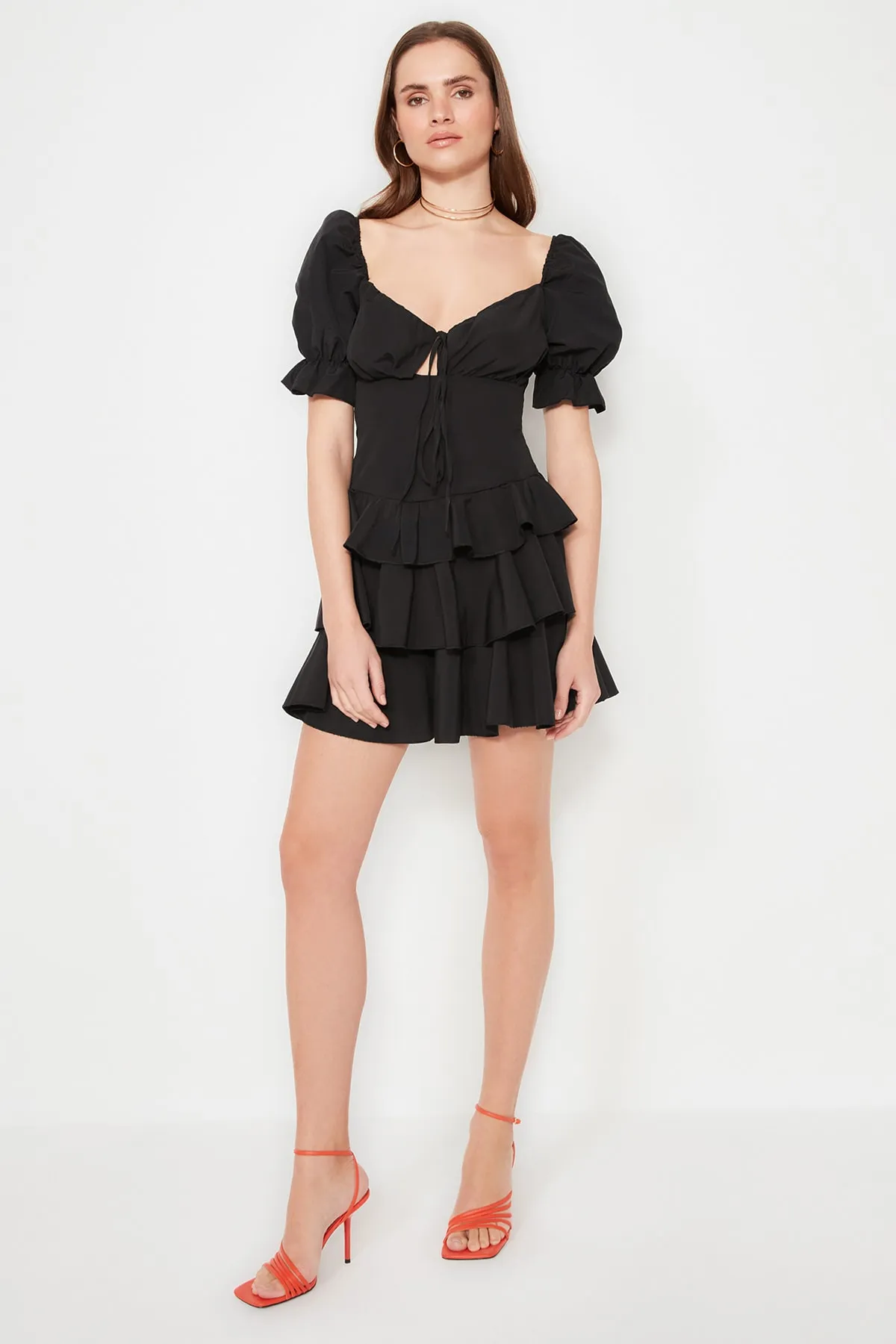 Trendyol Collection  Elegantes Abendkleid aus schwarzem Popeline mit offener Taille/Skater-Volant TPRSS22EL2098