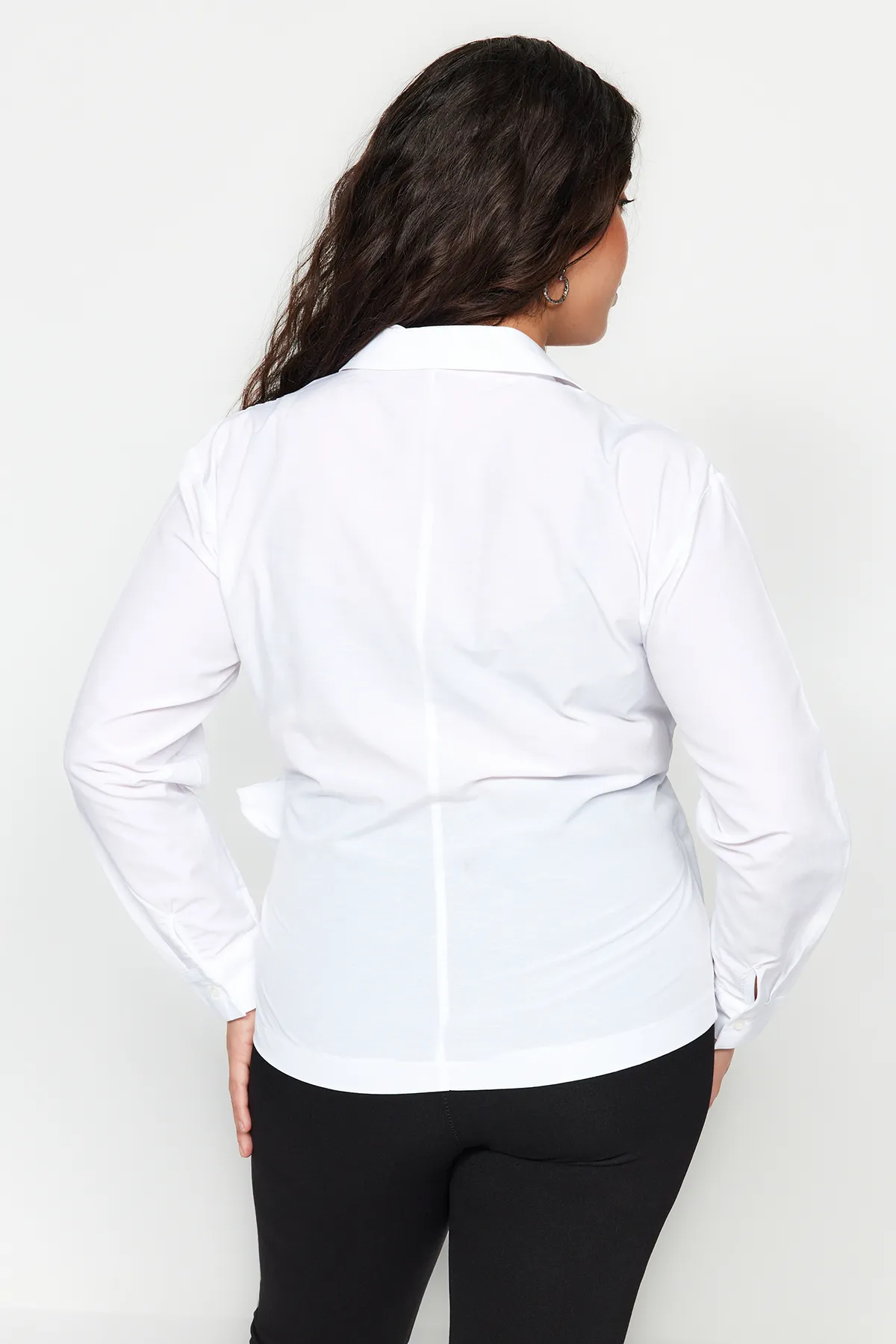Trendyol Curve  Weißes zweireihiges gewebtes Hemd mit Krawattendetail TBBSS22GO0628