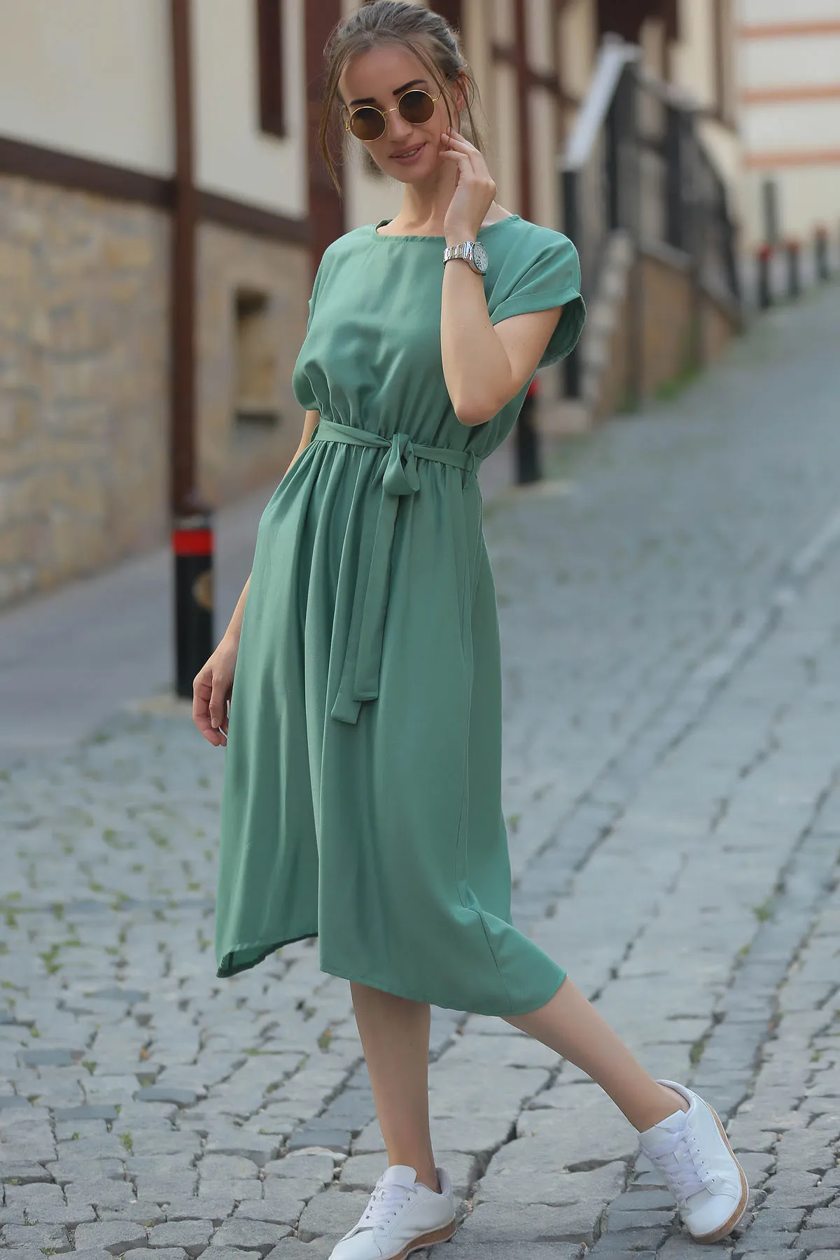 armonika  Grünes Damenkleid mit elastischer Taille und Bindeband ARM-18Y001133