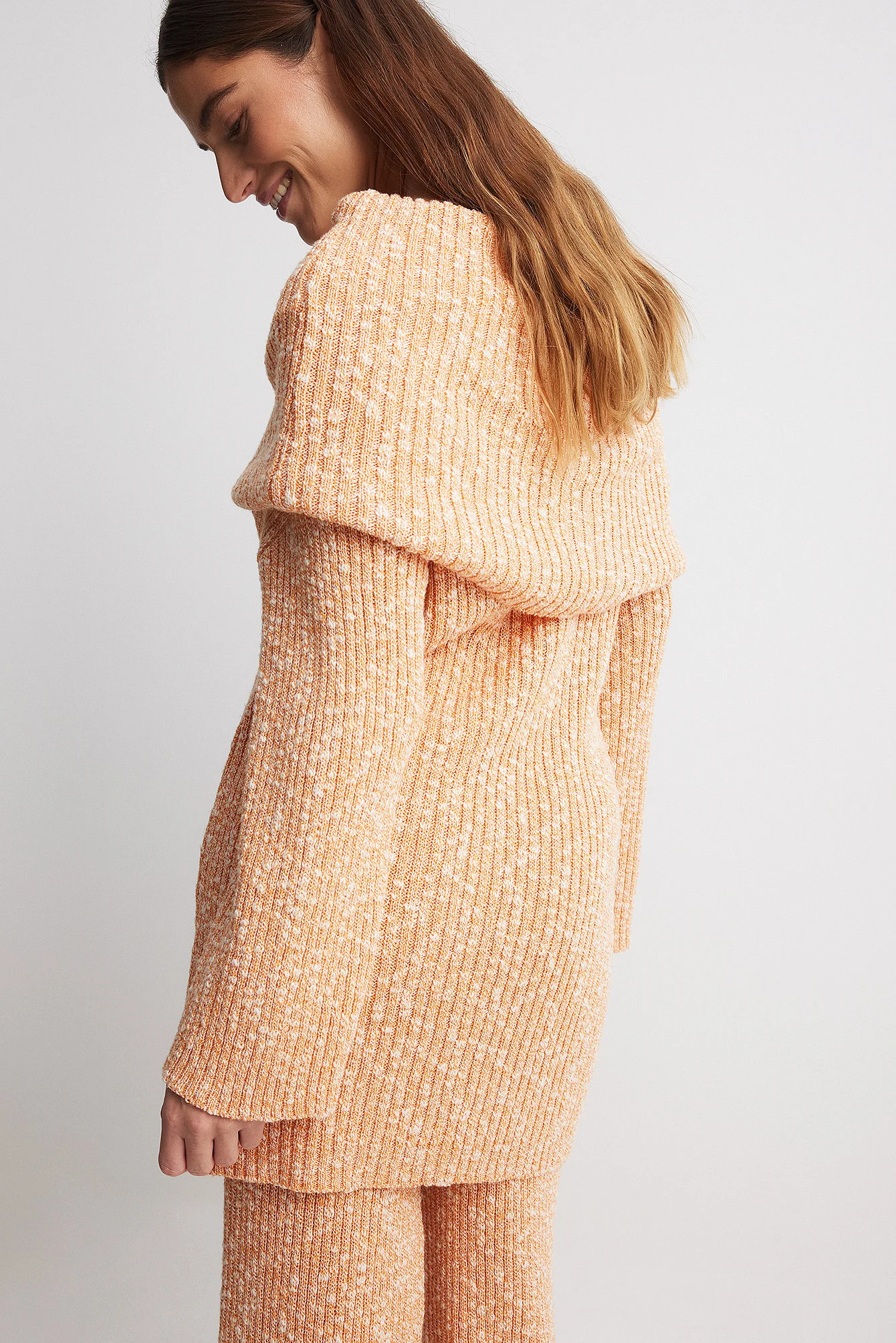 Langer Strickpullover mit großem Kragen