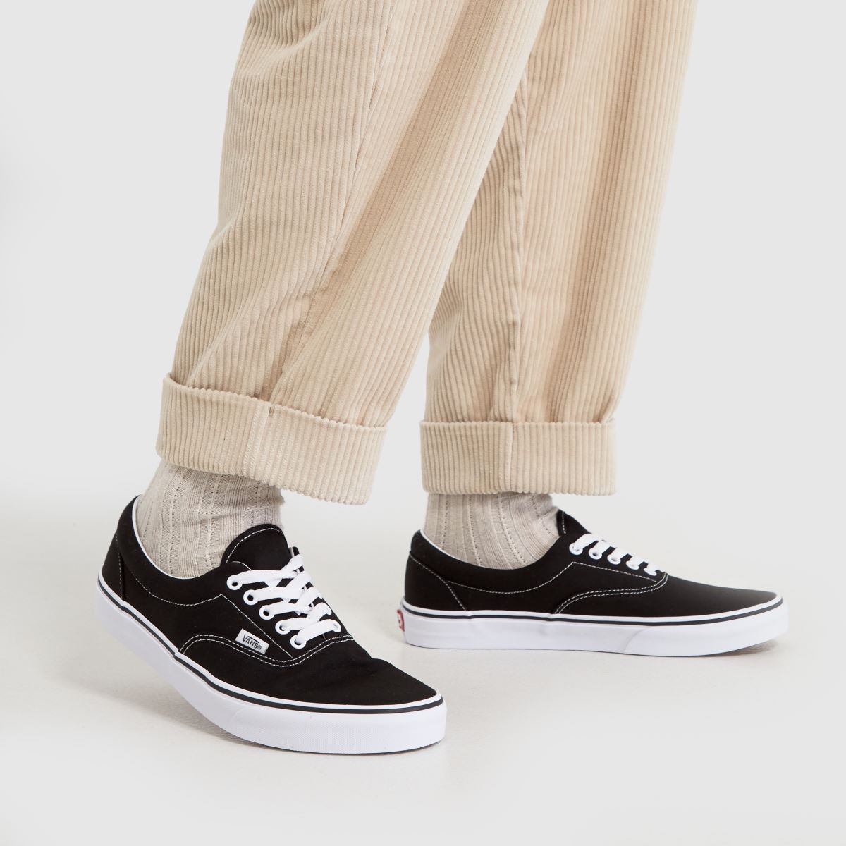 Vans era sneakers i svart och vitt