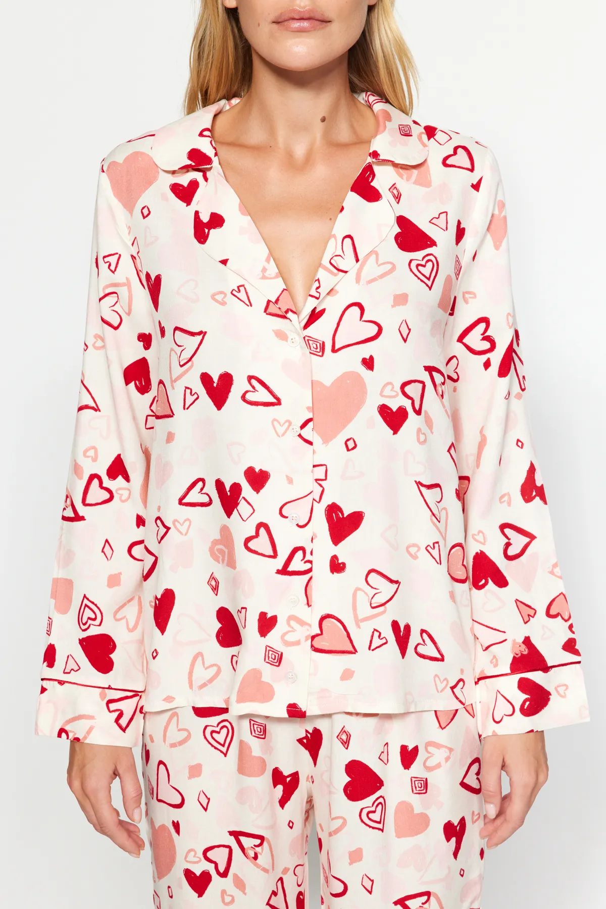 Trendyol Collection  Mehrfarbiges Pyjama-Set aus Viskose-Hemd und -Hose mit Herz-Paspelierung THMAW24PT00091