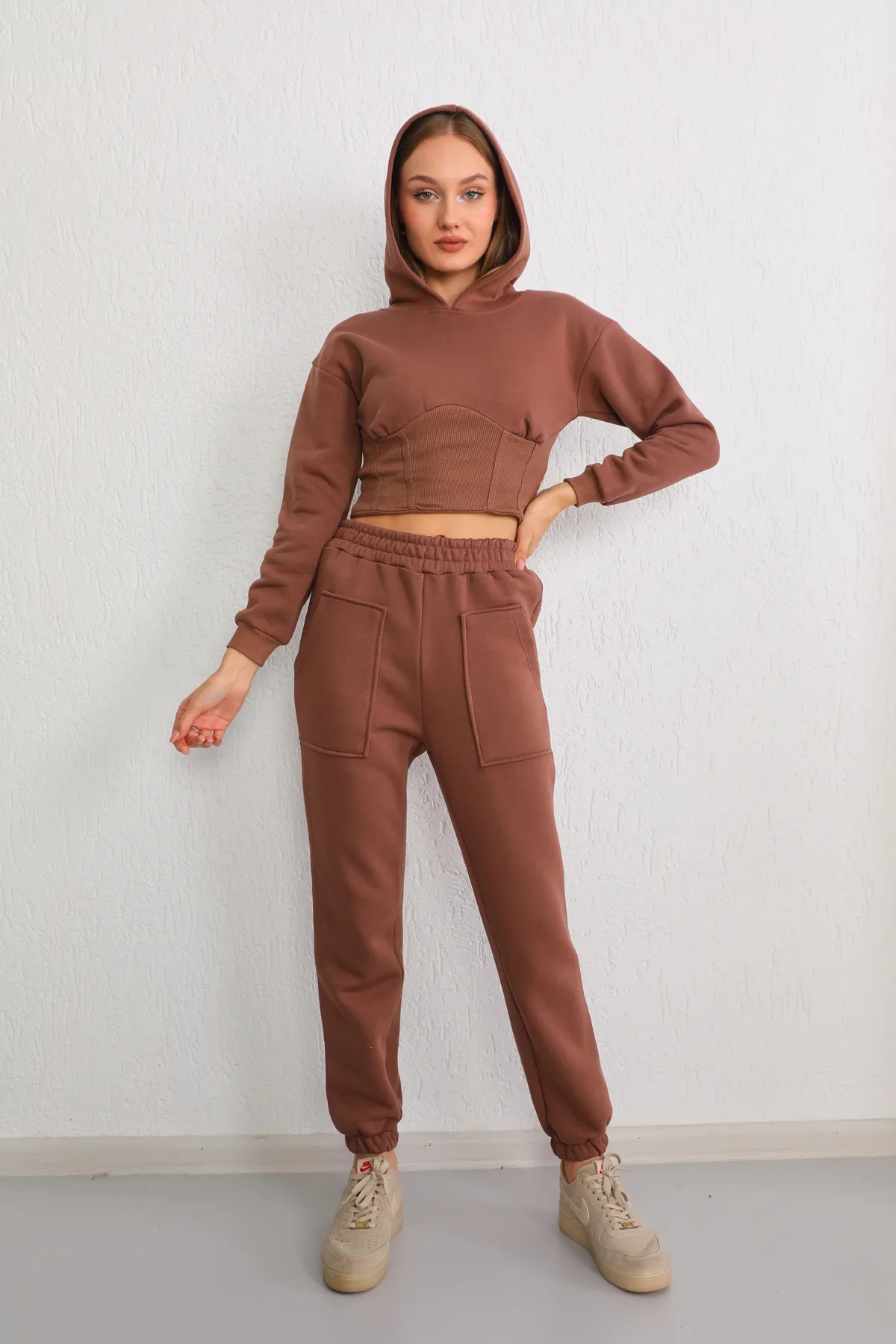 BİKELİFE  Braunes, kurzes Sweat-Trainingsanzug-Set mit Korsett-Detail - Three Thread