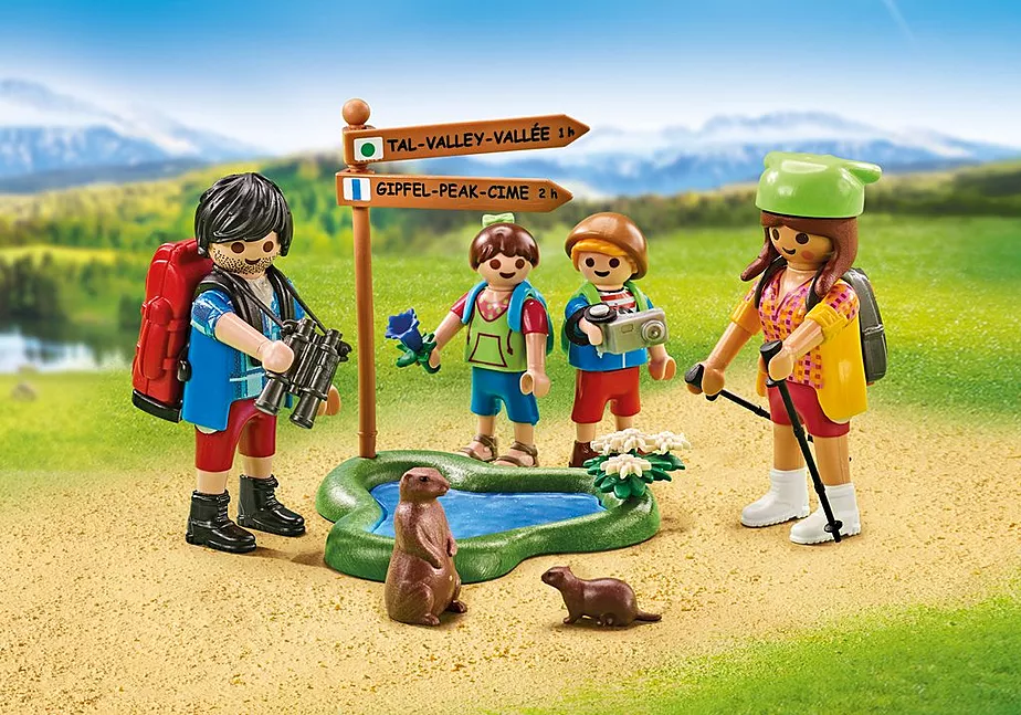 Familie beim Bergwandern