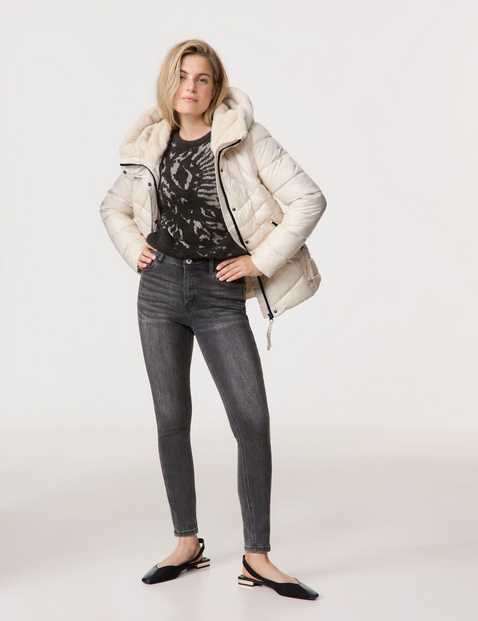 Glänzende Steppjacke mit Webpelz