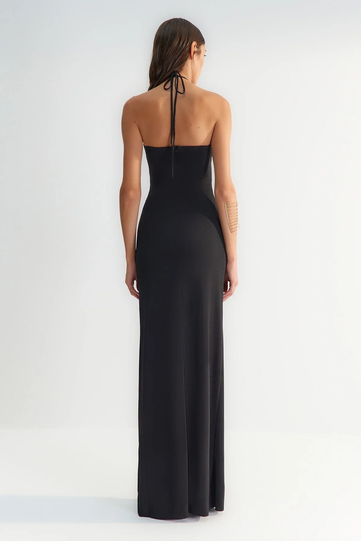 Trendyol Collection  X Zeynep Tosun Schwarzes, figurbetontes Abend- und Abschlusskleid mit Sonnenaccessoires TCLSS23AE00003