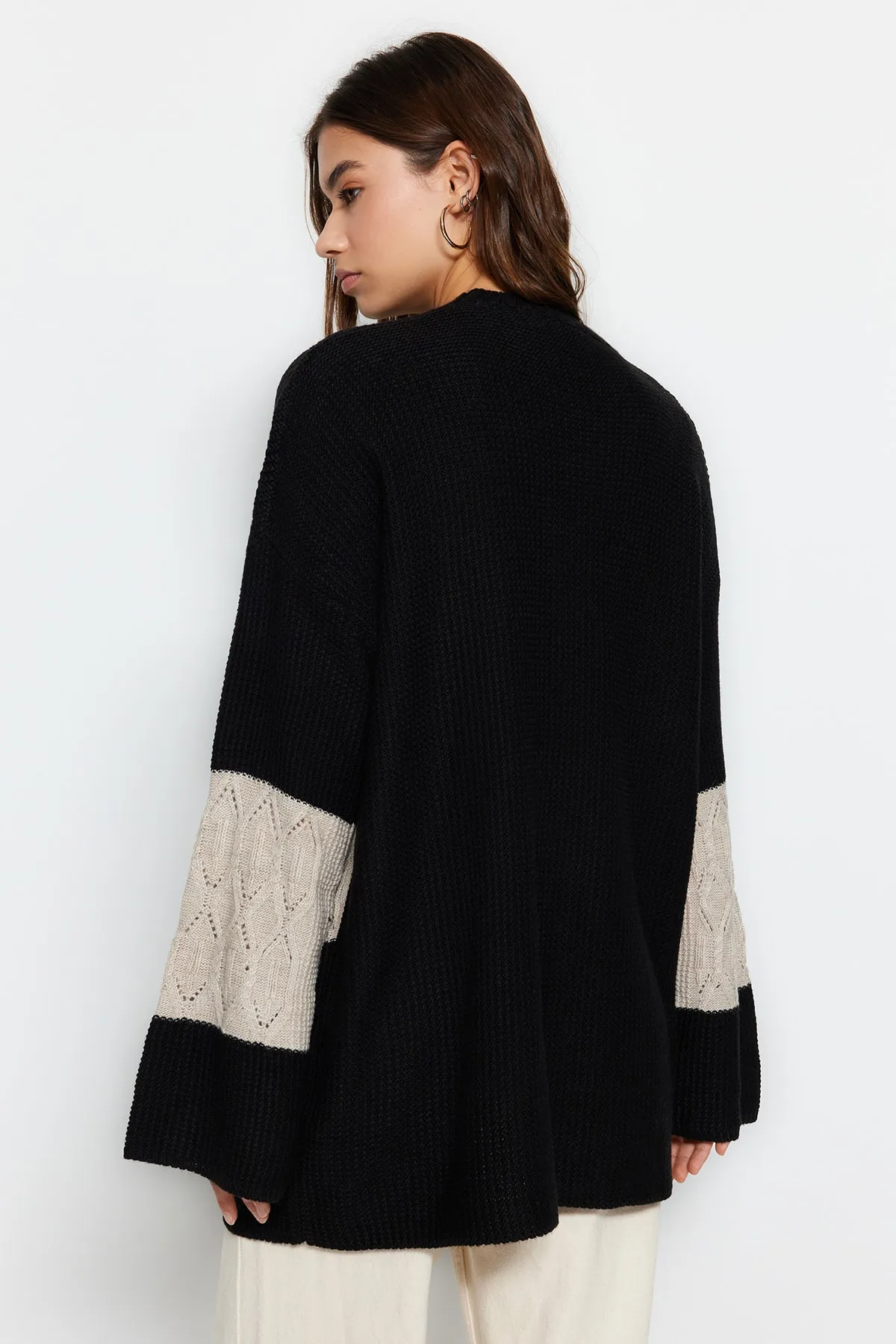Trendyol Modest  Schwarzer durchbrochener/perforierter Farbblock-Strickpullover TCTAW24AK00055