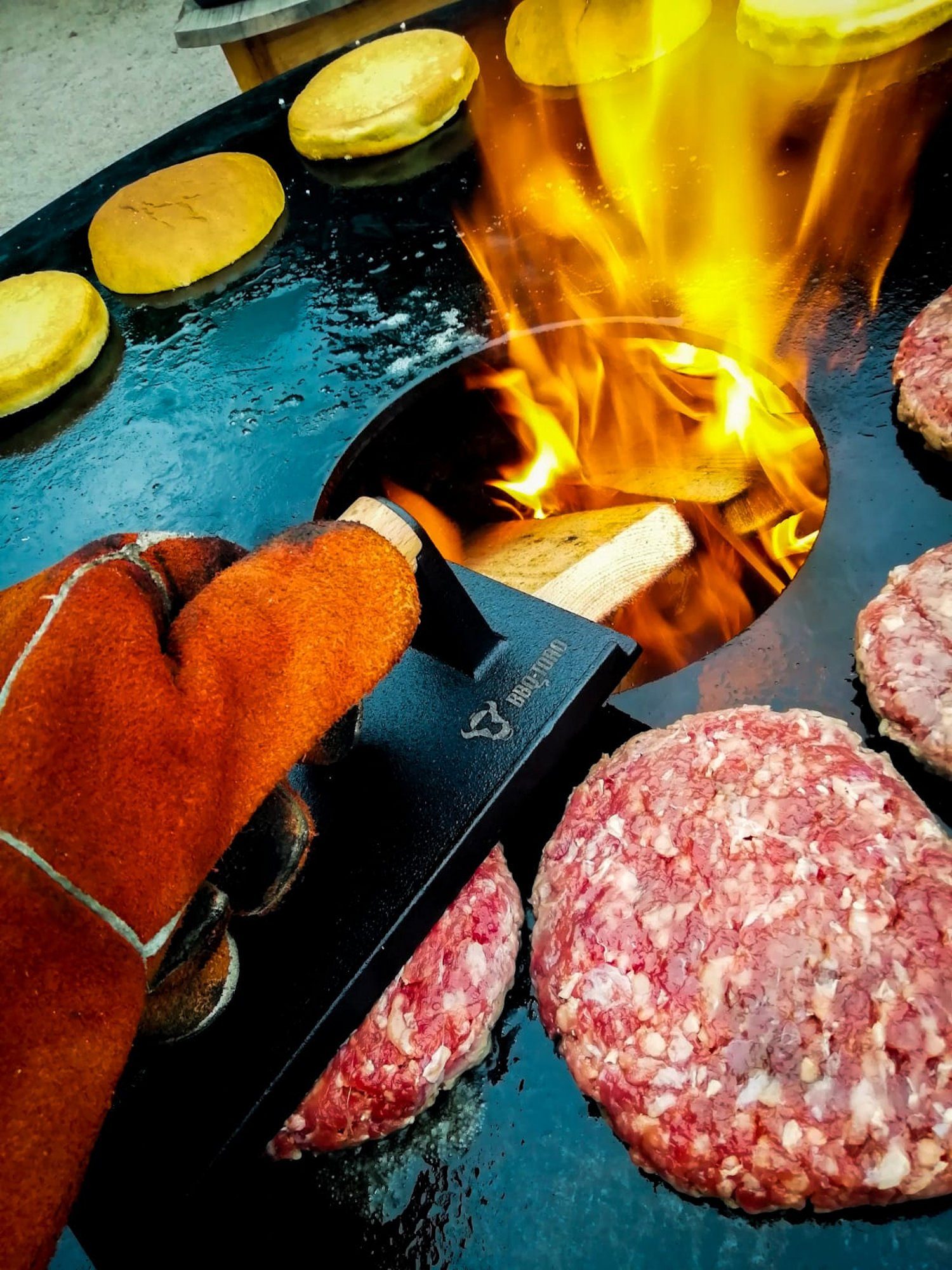 BBQ-Toro Burgerpresse 4er Set Gusseisen Fleischbeschwerer, 1 kg Grillgewicht mit Holzgriff (4 St), Gusseisen