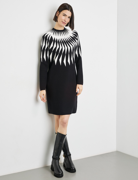 Kurzes Kleid mit Jacquard-Muster und Raglanarm