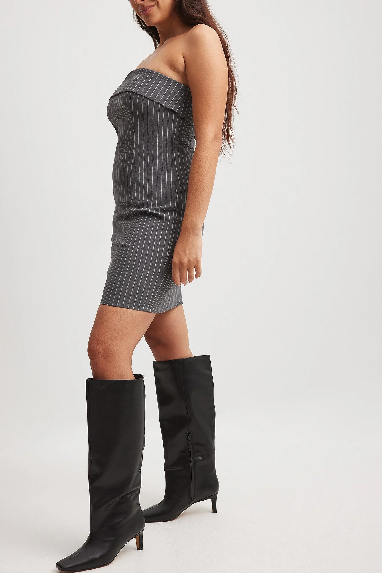 Stiletto-Lederstiefel mit weitem Schaft