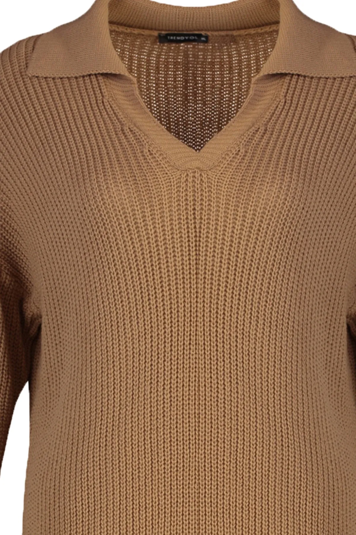 Trendyol Curve  Kamelfarbener Strickpullover mit Hemdkragen