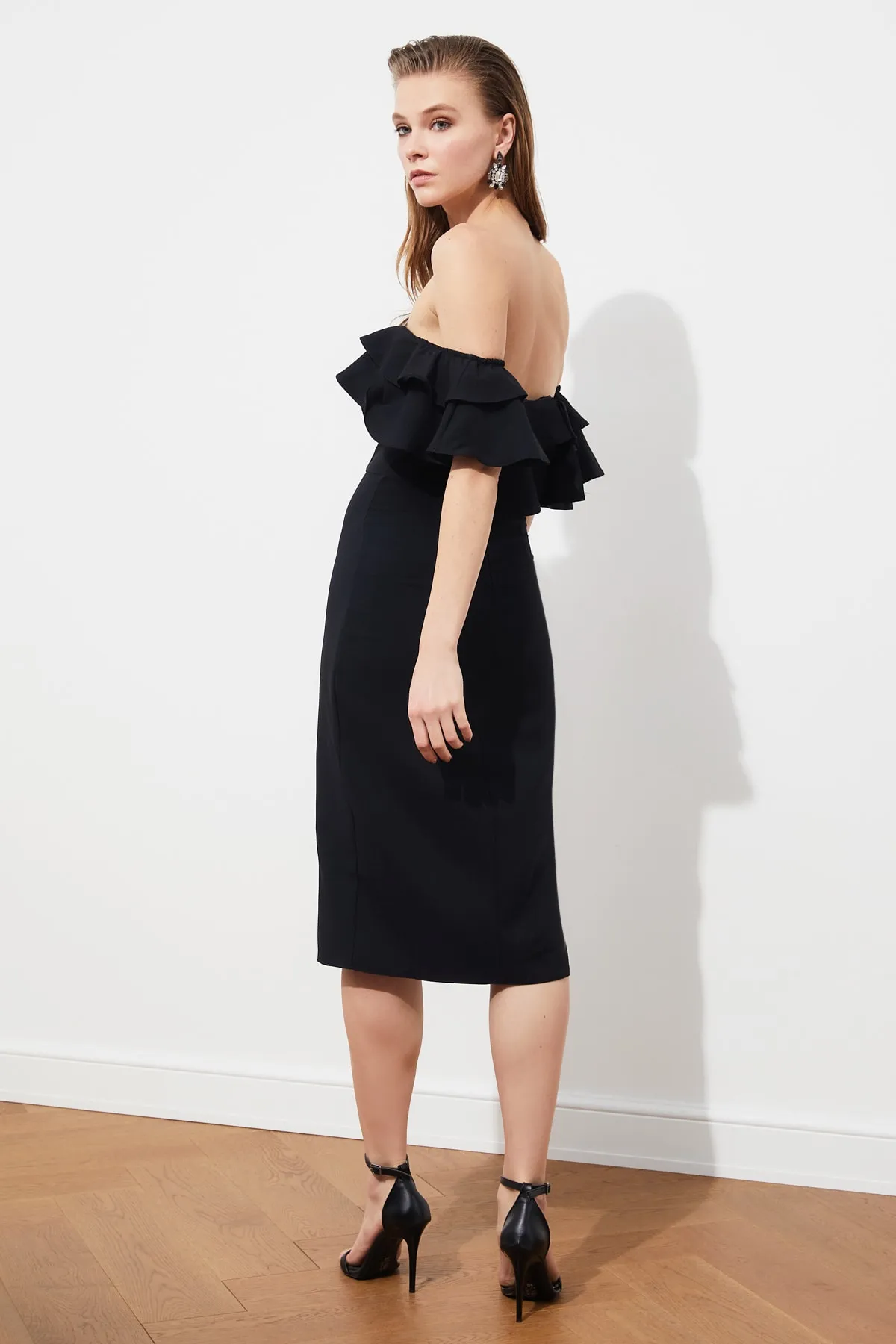 Trendyol Collection  Elegantes Abendkleid mit schwarzen Steinknöpfen TPRSS21EL1403