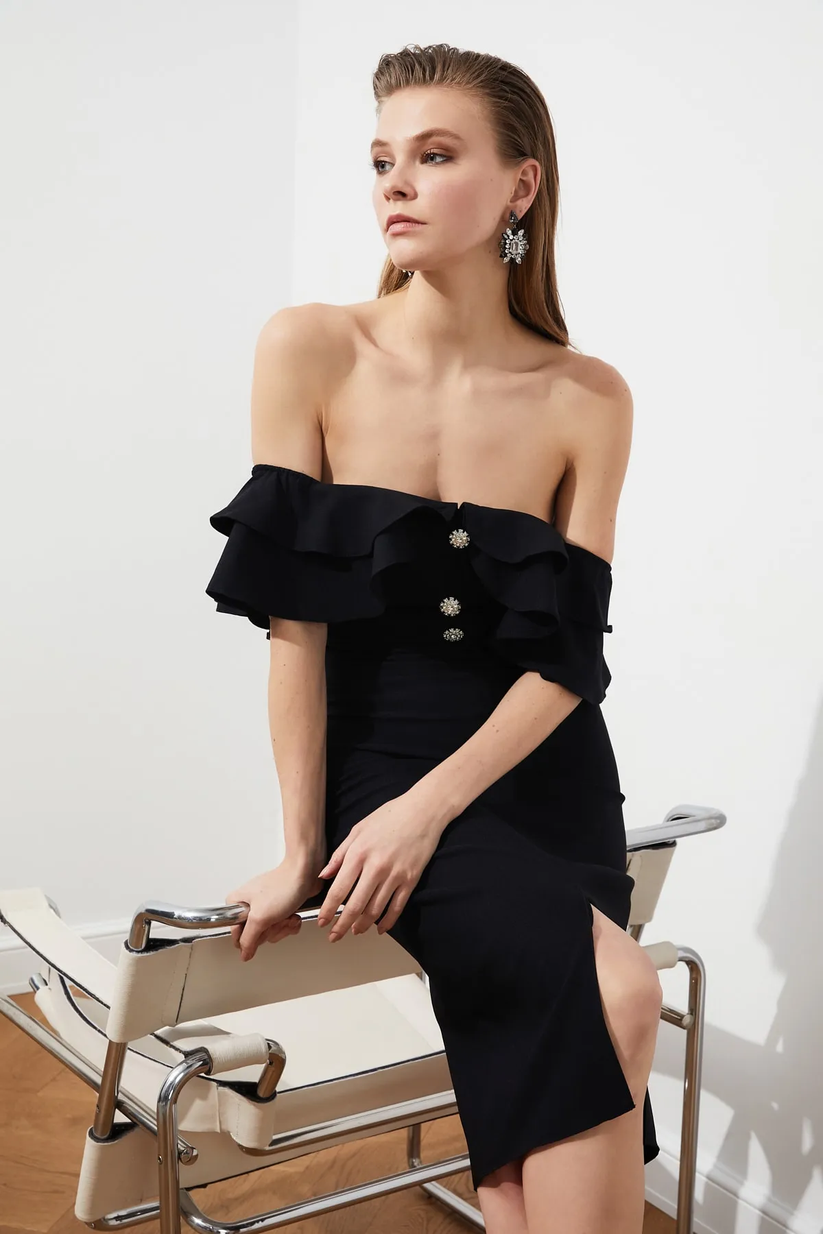 Trendyol Collection  Elegantes Abendkleid mit schwarzen Steinknöpfen TPRSS21EL1403