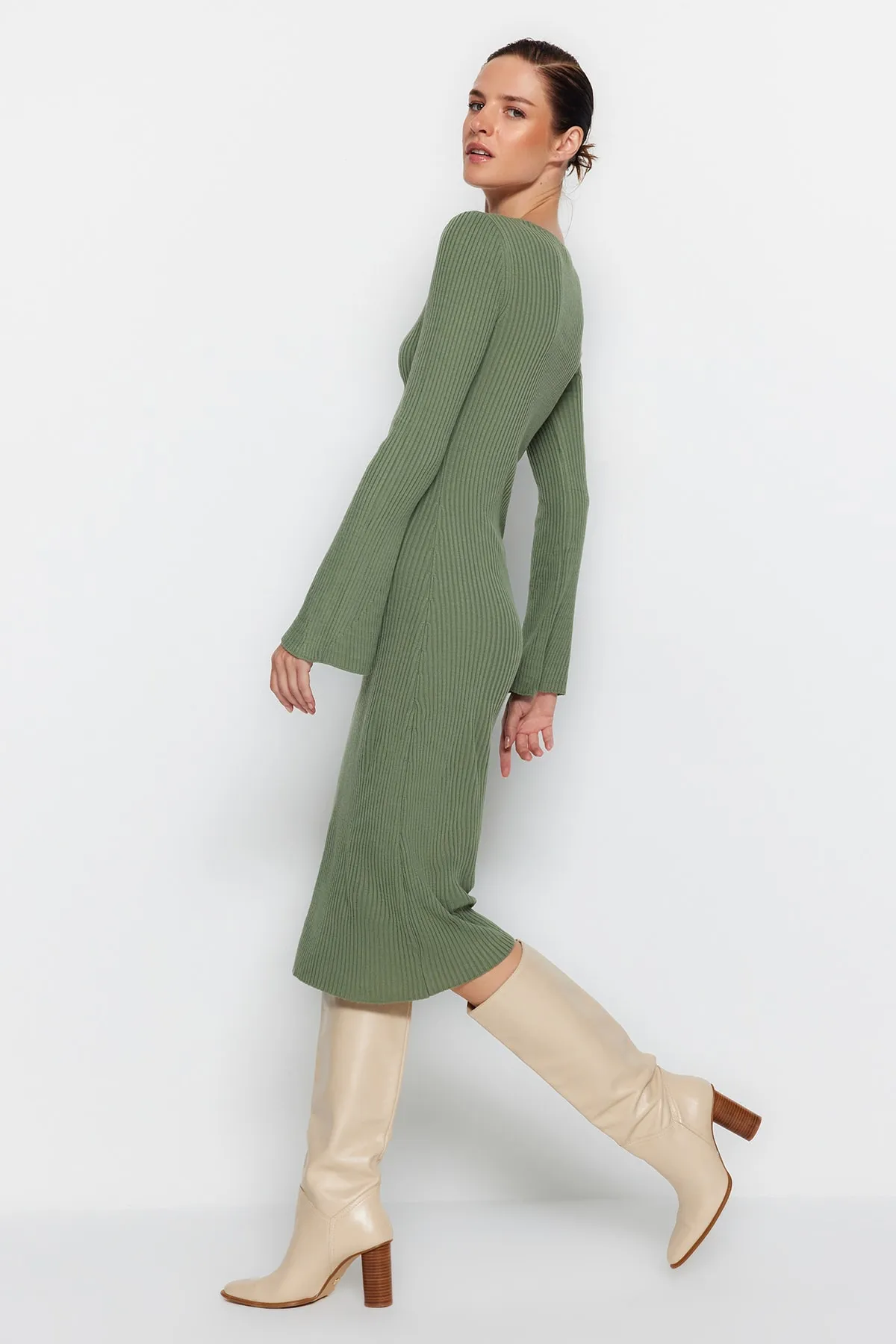 Trendyol Collection  Khakifarbenes Midi-Strickkleid mit Basic-Ärmeln TWOAW24EL00117