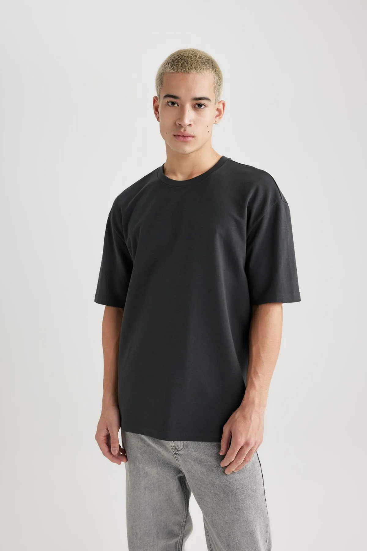 DeFacto  Kurzarm-Basic-T-Shirt aus schwerem Stoff mit Rundhalsausschnitt in Oversize-Passform X3926az24sp
