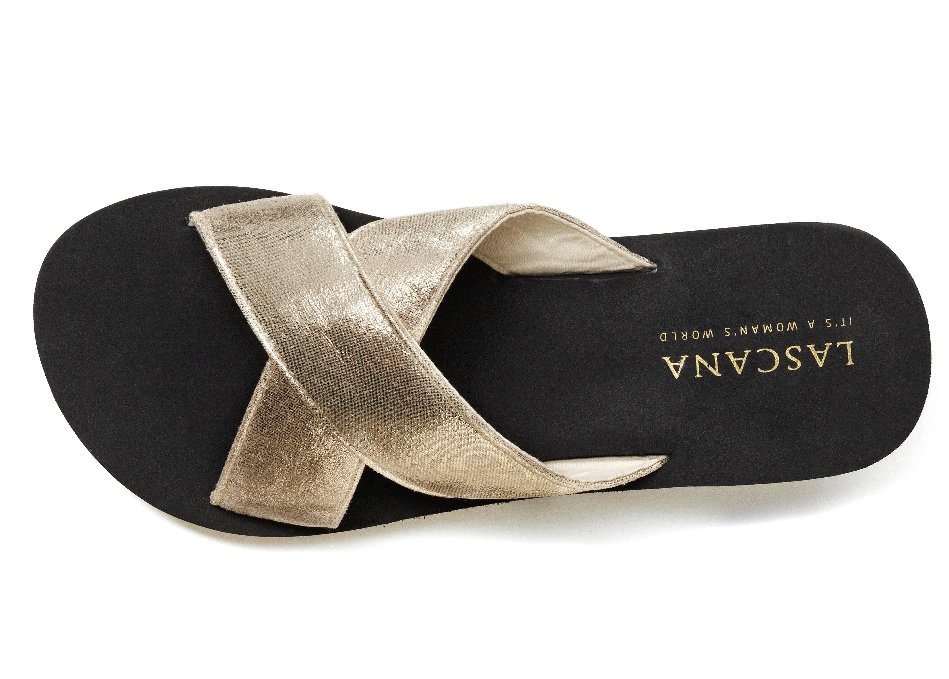 LASCANA Badepantolette Sandale, Pantolette, Badeschuh mit Keilabsatz und Metallic-Optik VEGAN