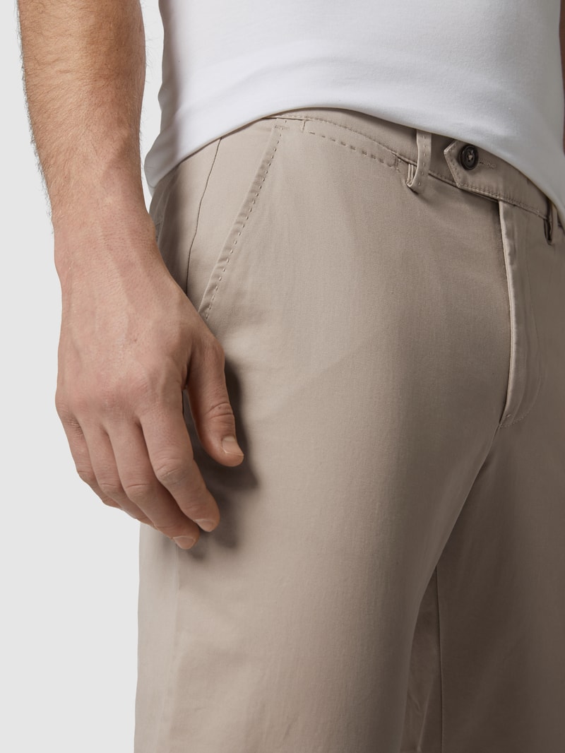 Chino mit Eingrifftaschen in sand