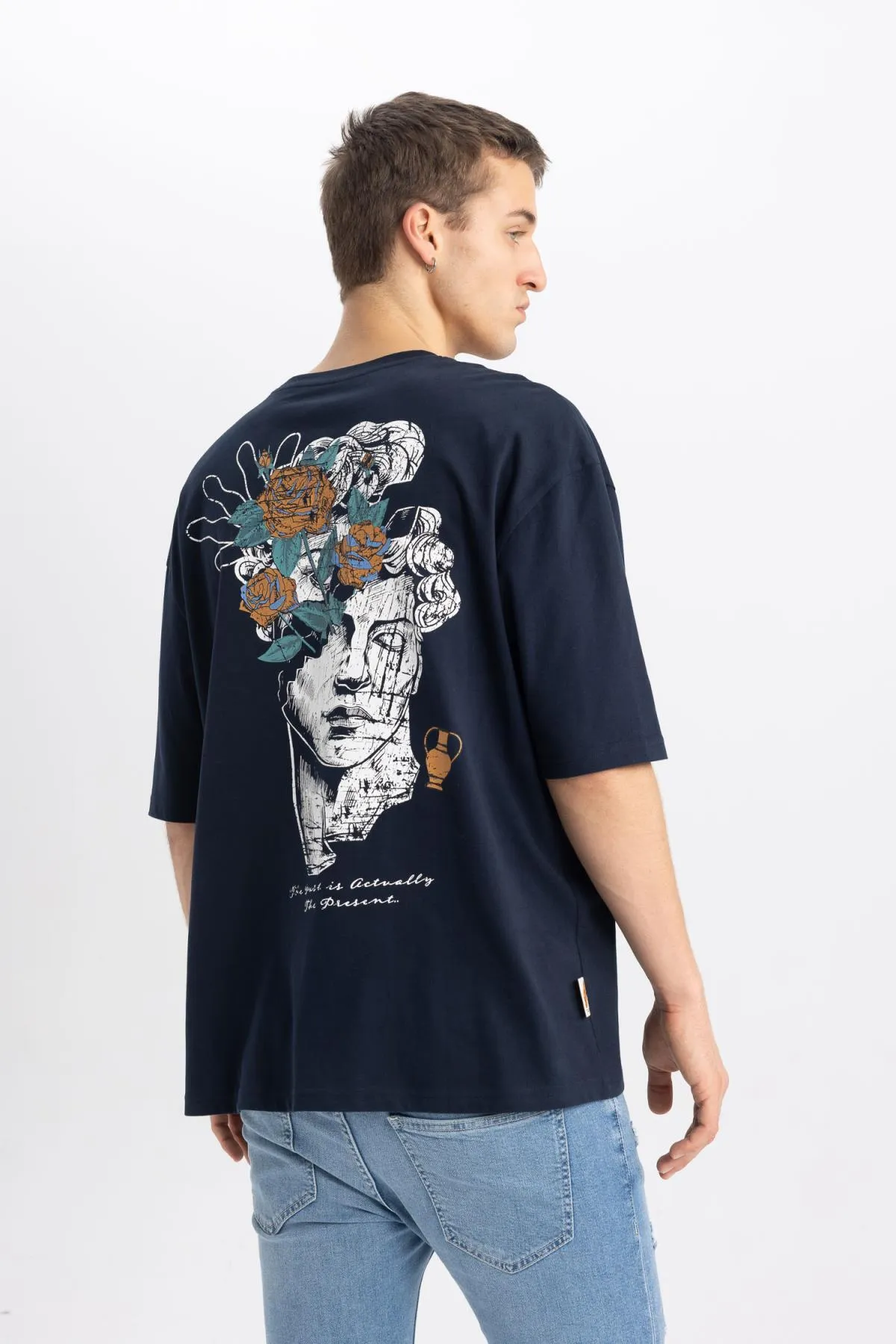 DeFacto  Locker geschnittenes, kurzärmliges T-Shirt mit Rundhalsausschnitt und Rückenaufdruck B4320ax24sp