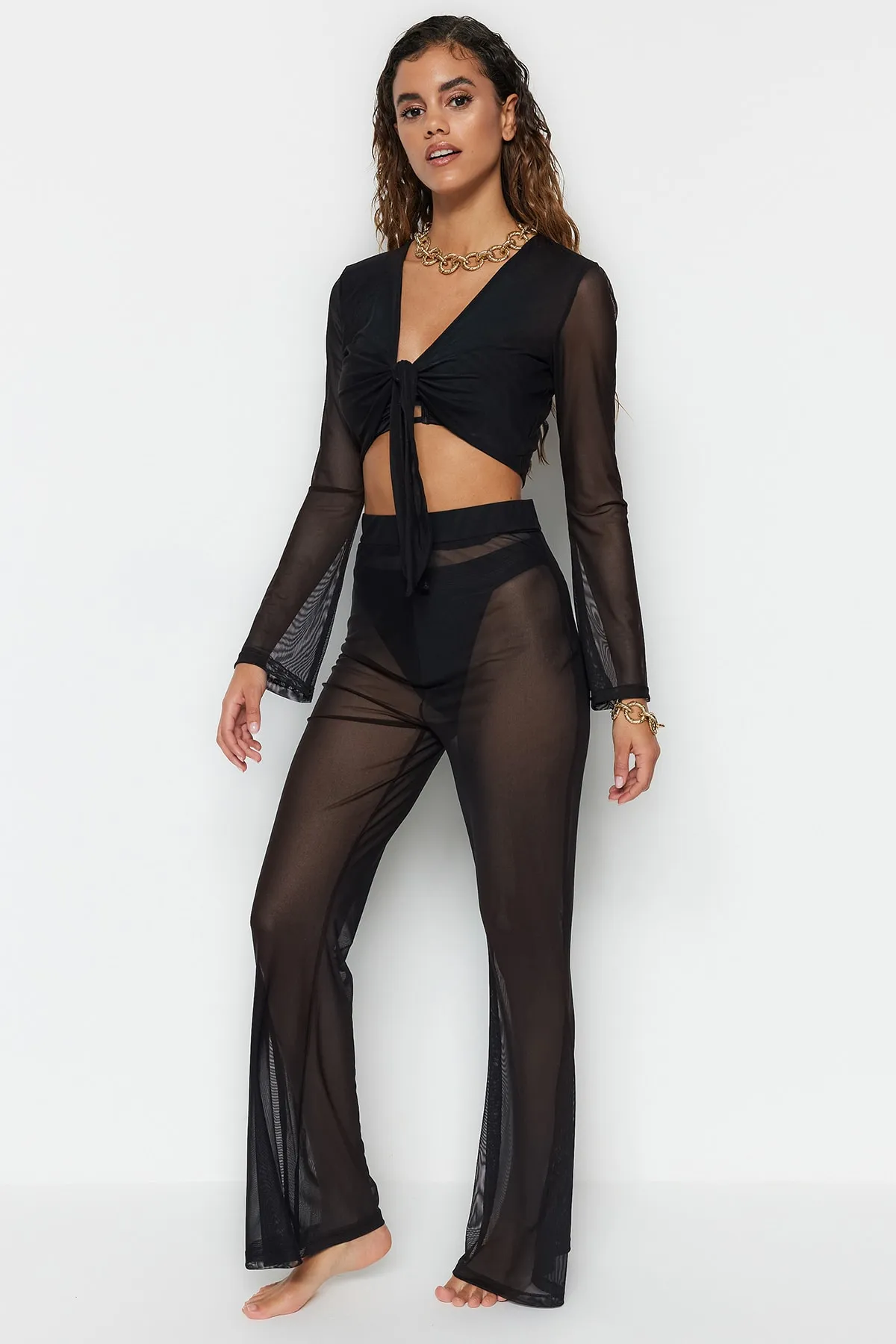Trendyol Collection  Schwarzes gestricktes Blusen- und Hosen-Set mit Krawatte und Netzstoff TBESS22AU0014