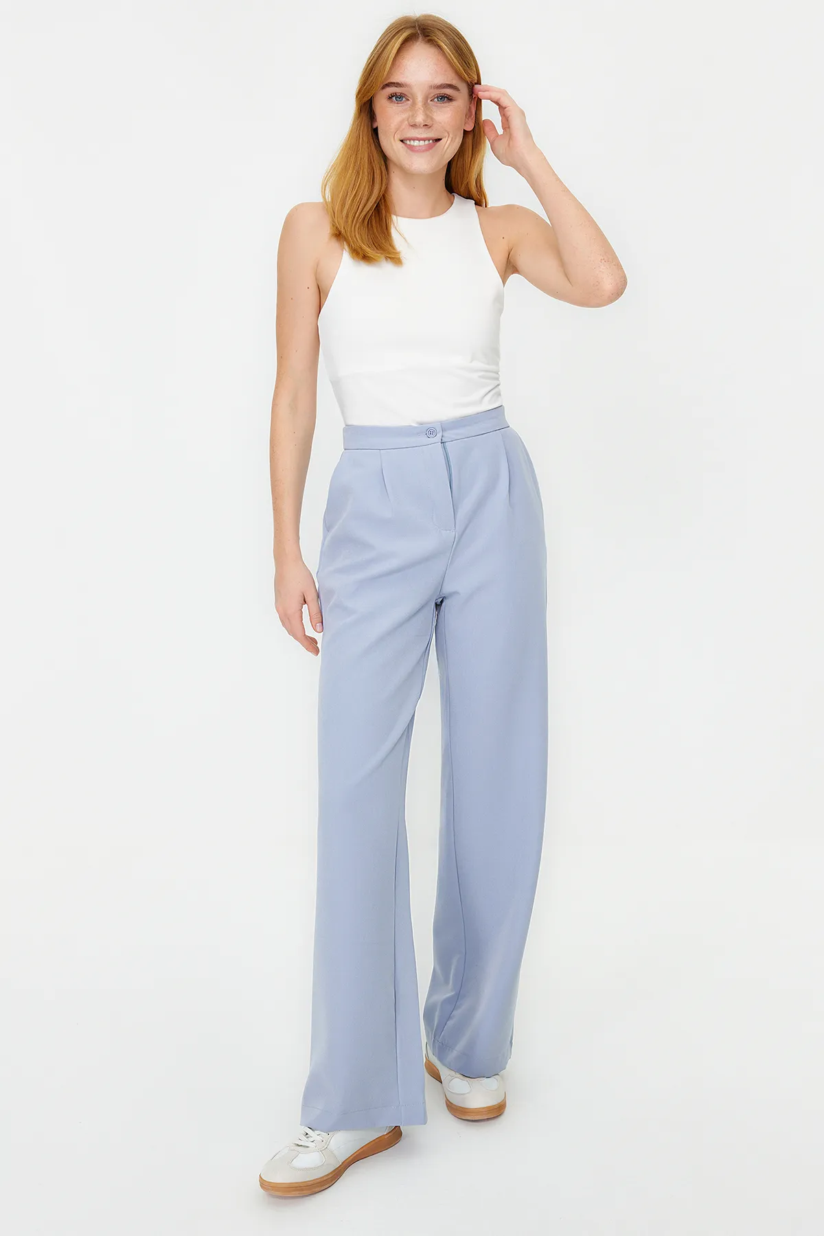 Trendyol Collection  Hellblaue Hose mit weitem Bein TWOAW22PL0139