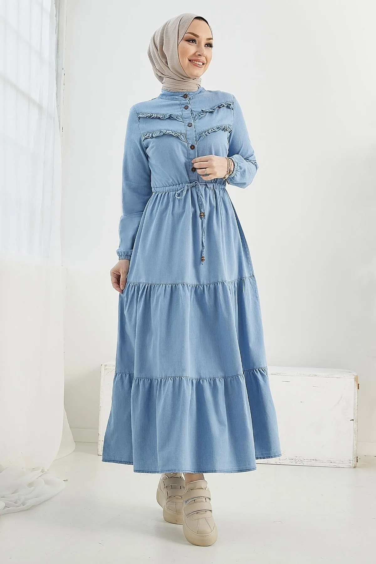 InStyle  Rüschendetailliertes Denim-Hijab-Kleid – Hellblau