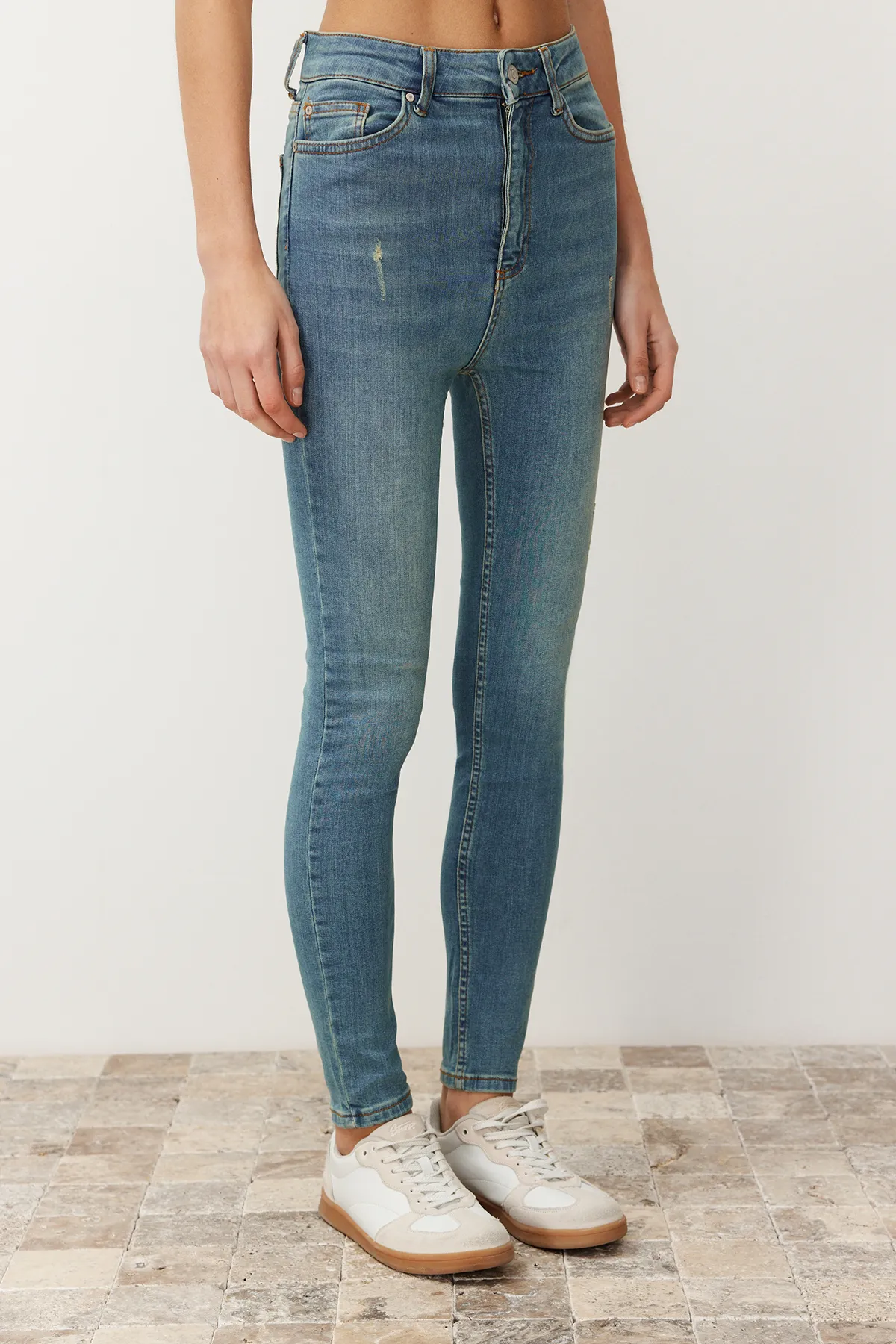 Trendyol Collection  Blaue Skinny Jeans mit hoher Taille TWOAW21JE0517