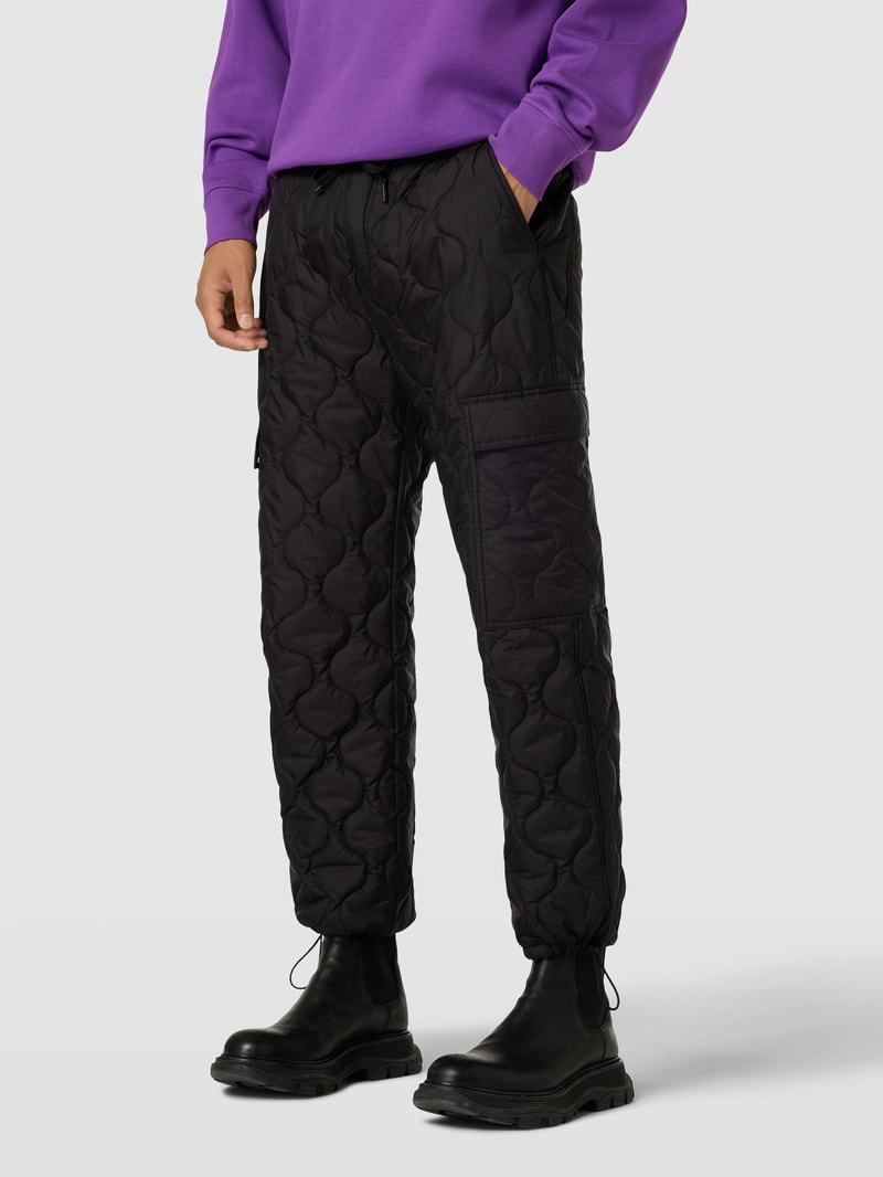 Jogpants mit Steppnähten in schwarz