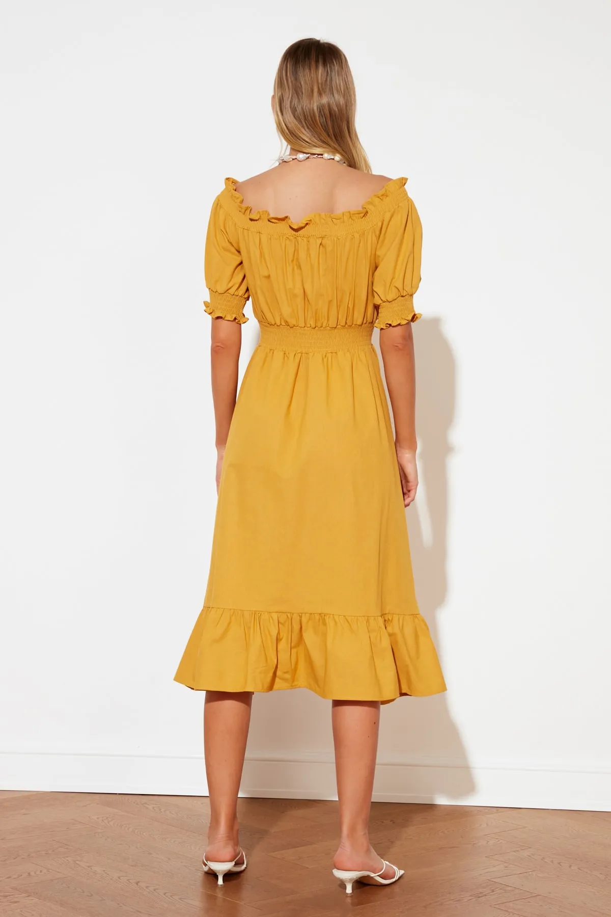 Trendyol Collection  Kamelfarbenes Midi-Gimped-Webkleid mit Taille TWOSS21EL1967