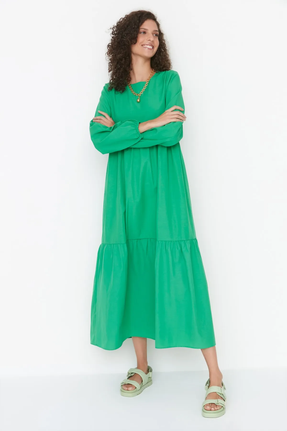 Trendyol Modest  Grünes, gewebtes Baumwollkleid mit weitem Schnitt und Raffung TCTSS21EL3406