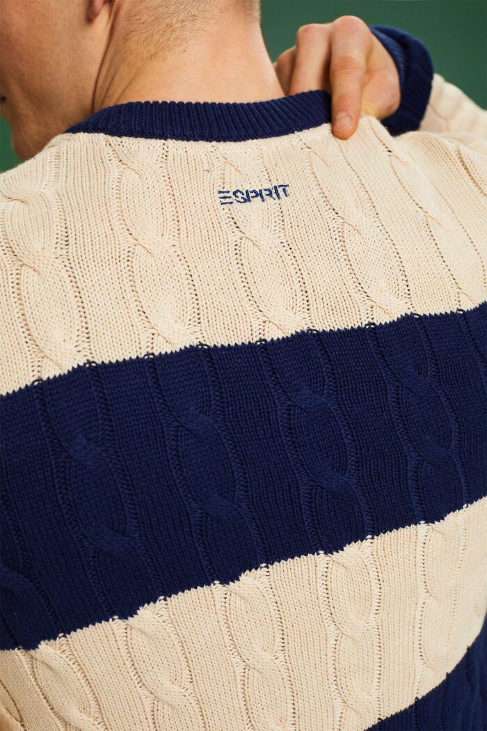Gestreifter Zopfstrickpullover